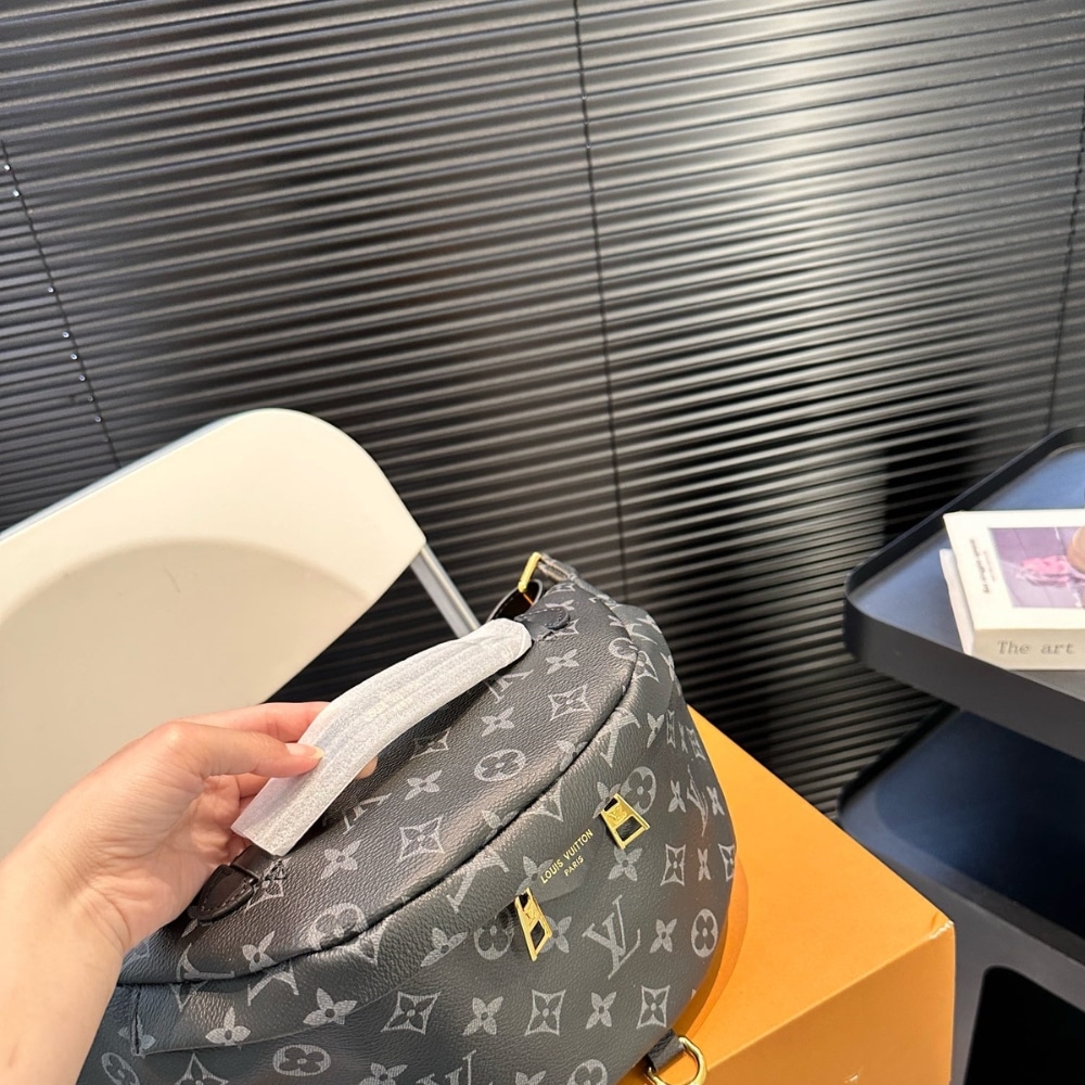 Louis Vuitton Discovery Bumbag PM Monogram Eclipse Black 39Cm M46035