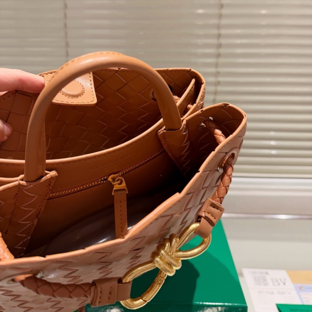 Bottega Veneta Small Andiamo Bag In Cognac 25Cm