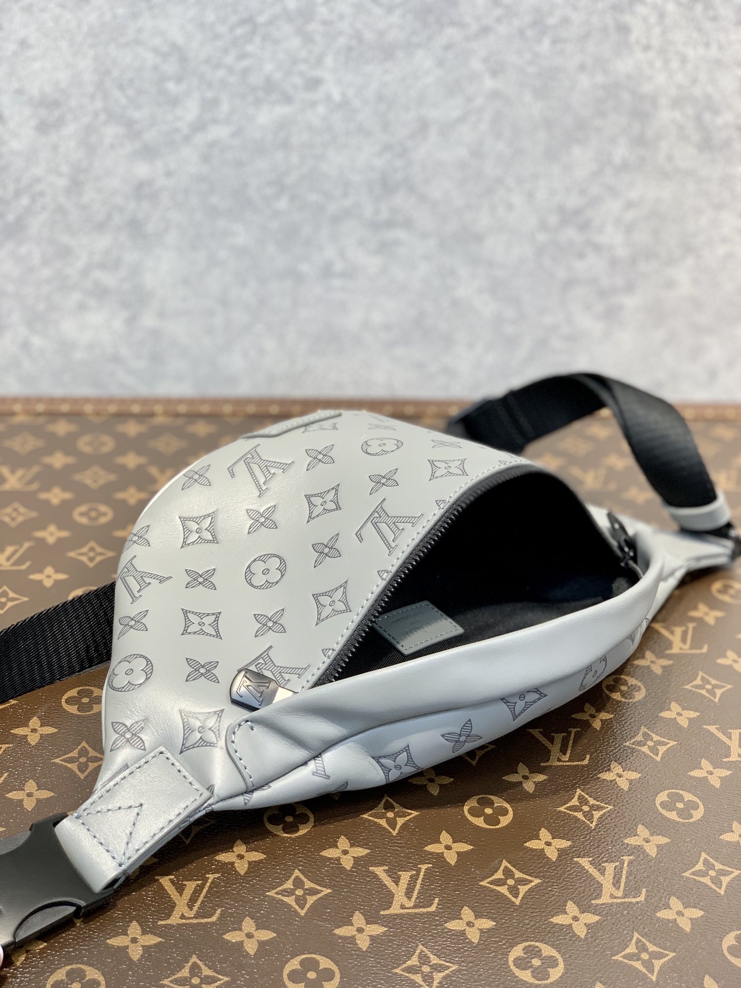 Louis Vuitton Discovery Bumbag Grey 26Cm For Men