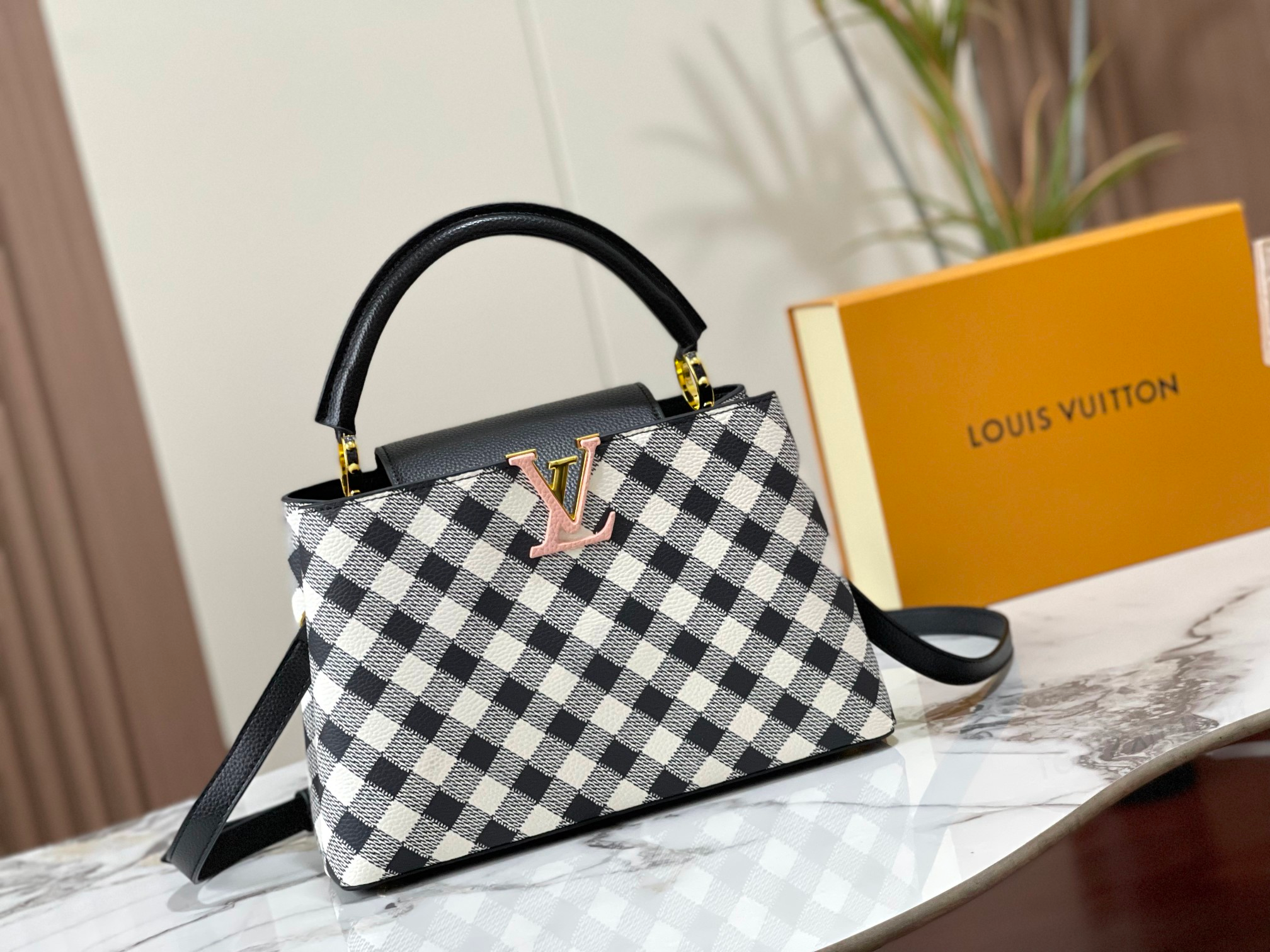 Louis Vuitton Capucines Black 32Cm M20716