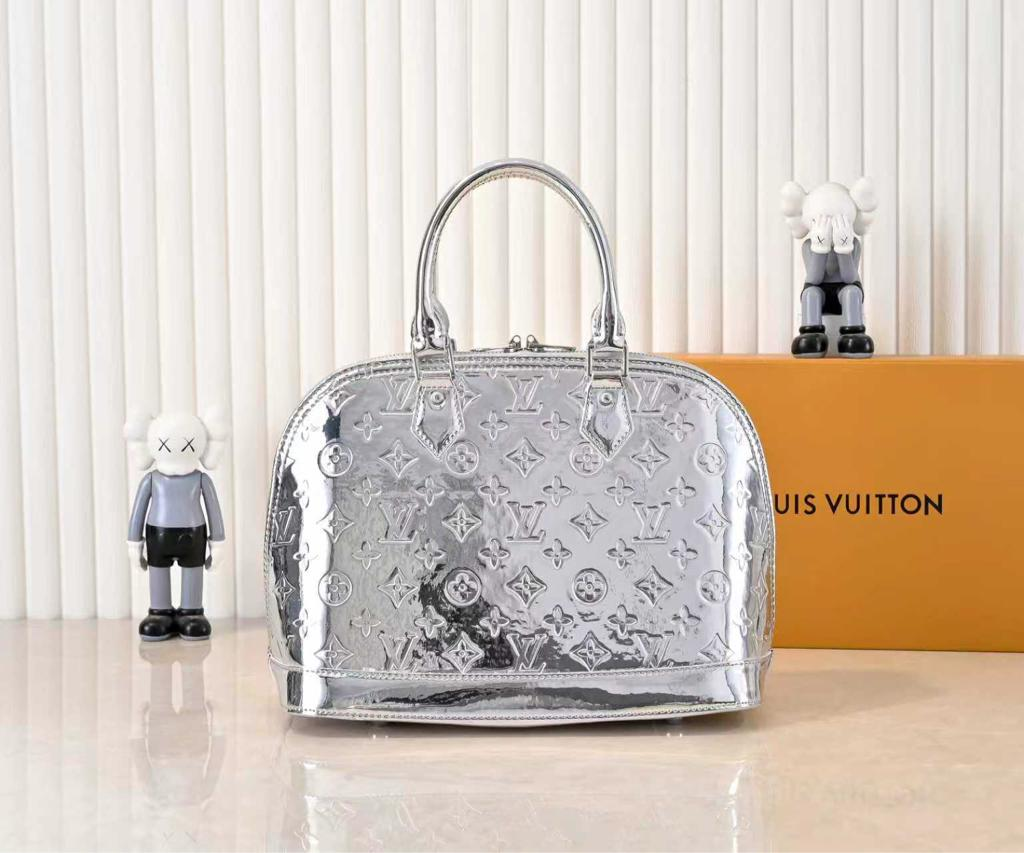 Louis Vuitton Alma Travel 39/15.4in M26410