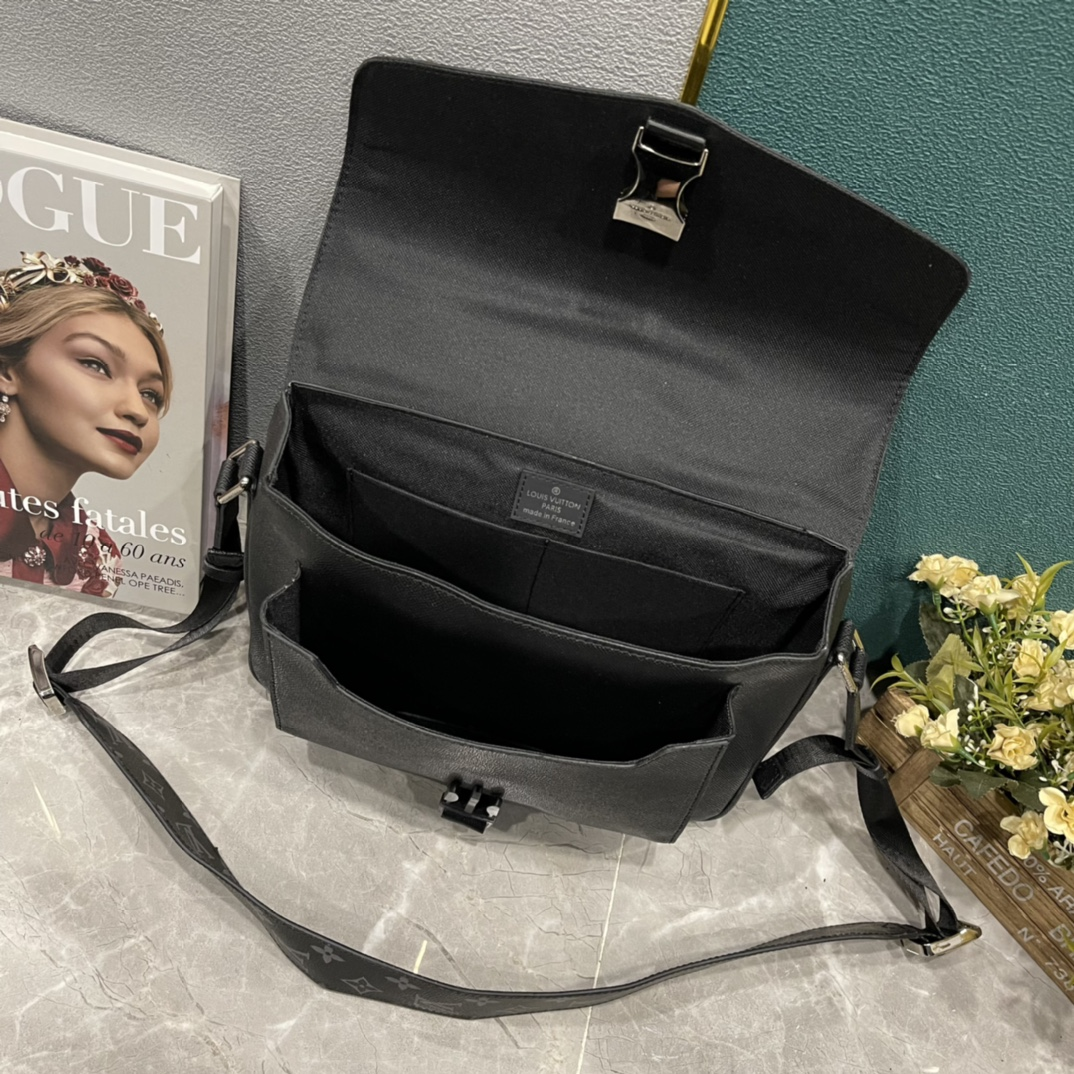 Louis Vuitton Messengerama Black 29Cm M30746
