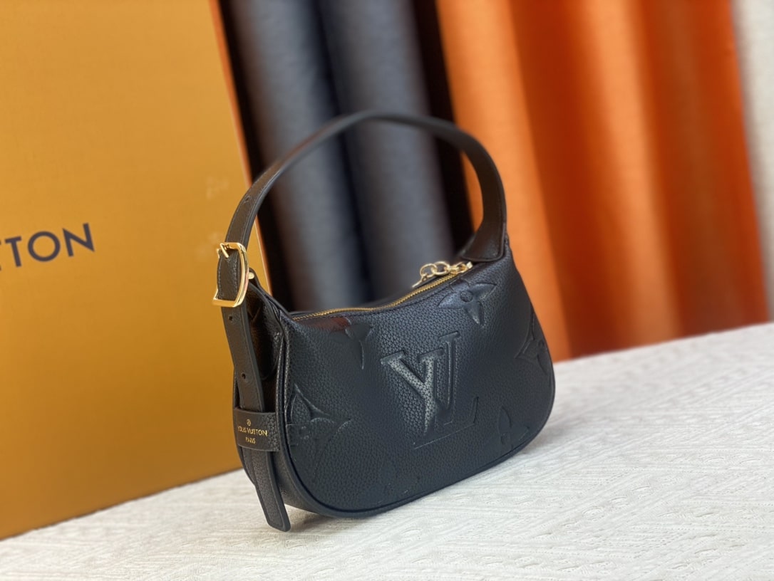 Louis Vuitton Mini Moon Black 20Cm M82391