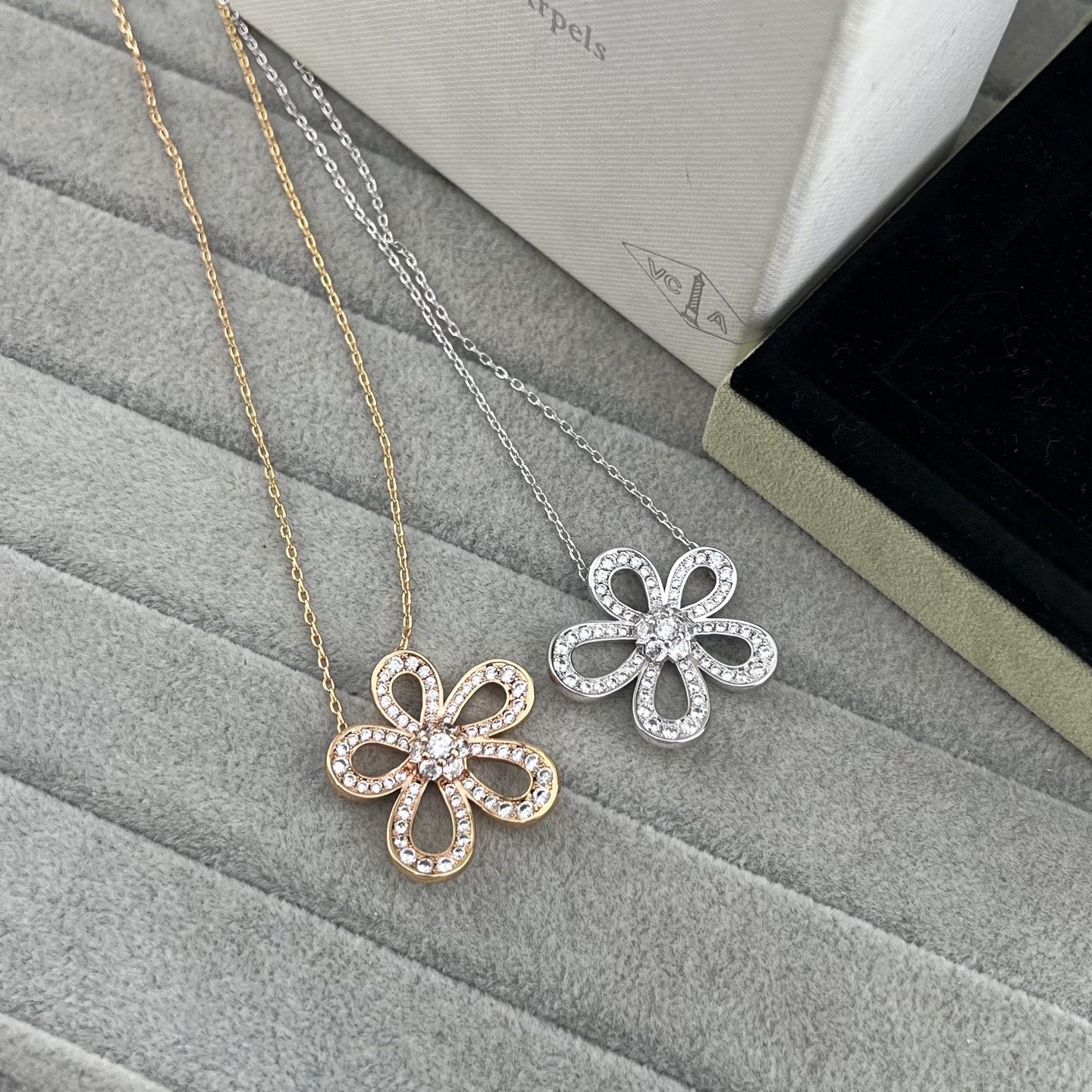 Open 5-petal flower diamond pendant necklace