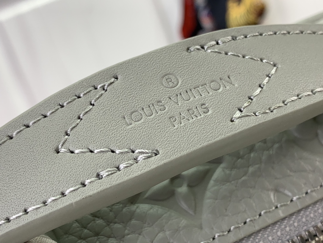Louis Vuitton S Lock Messenger White 28Cm M23152