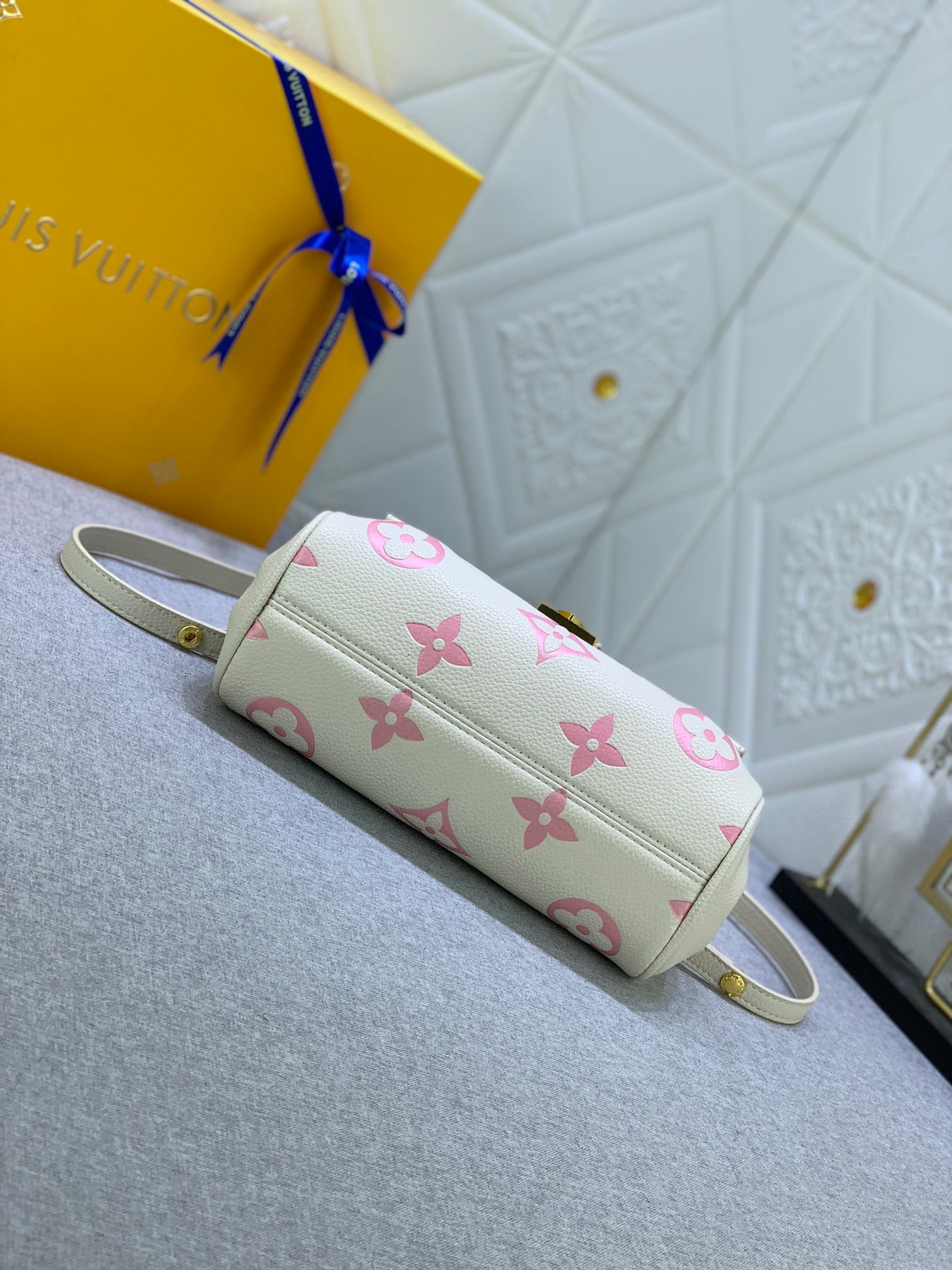 Louis Vuitton Favourite Bag Cream Beige 24Cm