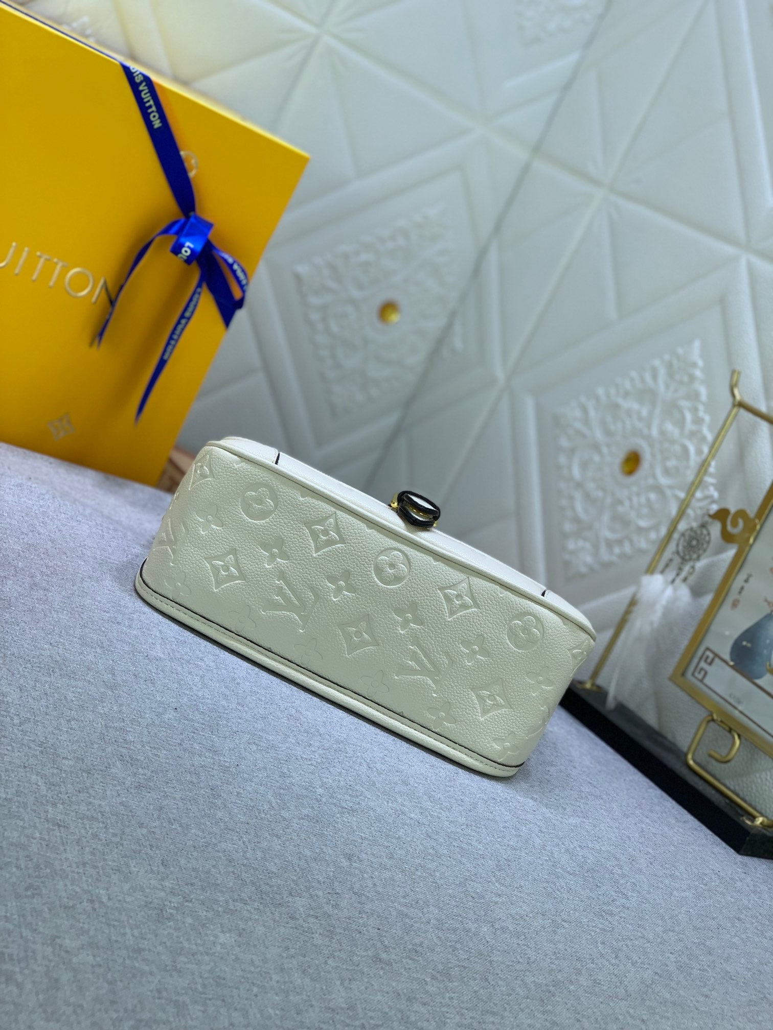 Louis Vuitton Diane Monogram In Cream 23Cm M46386