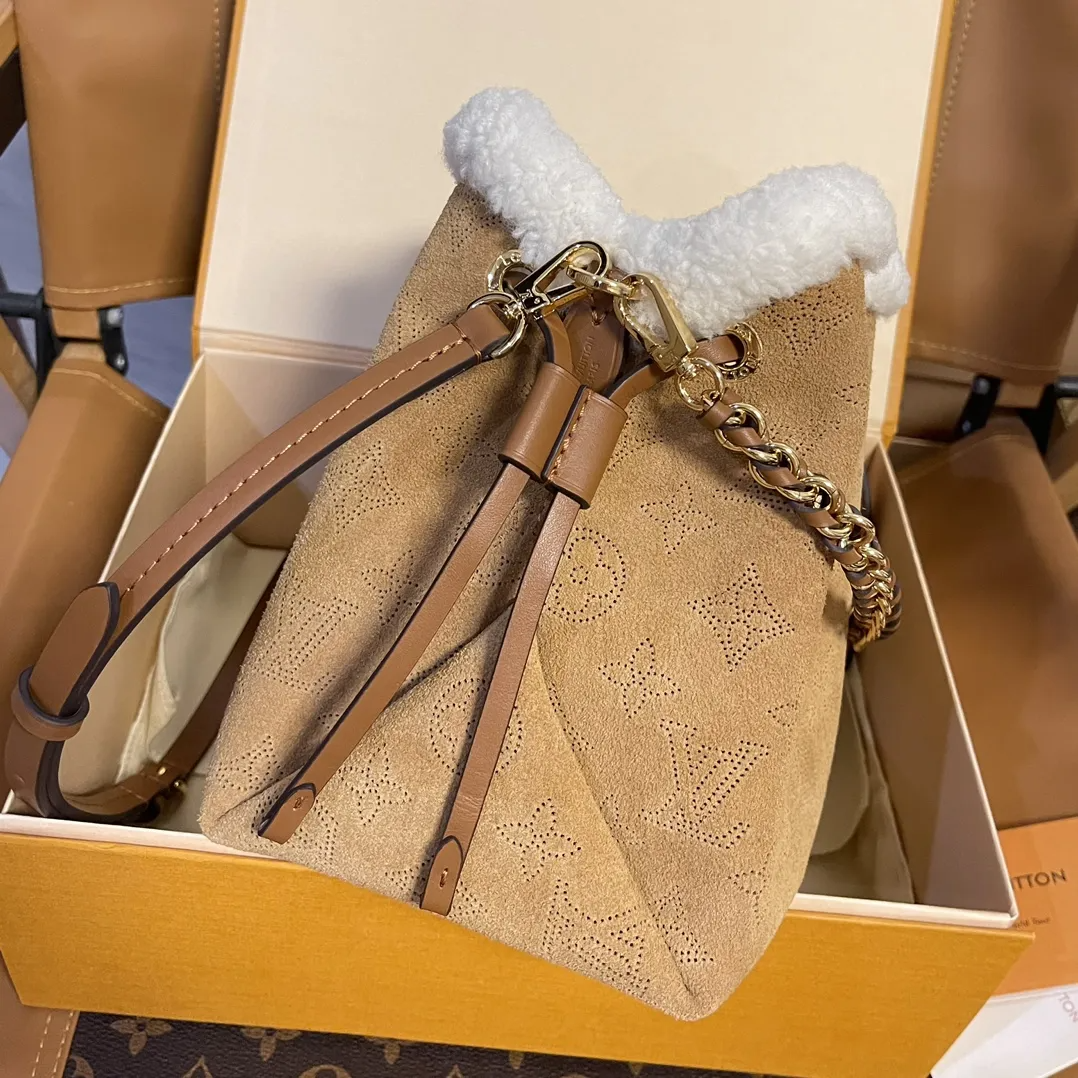 Louis Vuitton Shearling Bucket Bag 22cm/8.7in M11839
