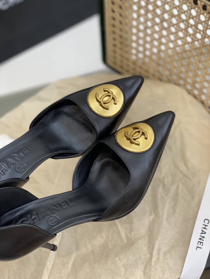Chanel Cc Logo Heels In Black