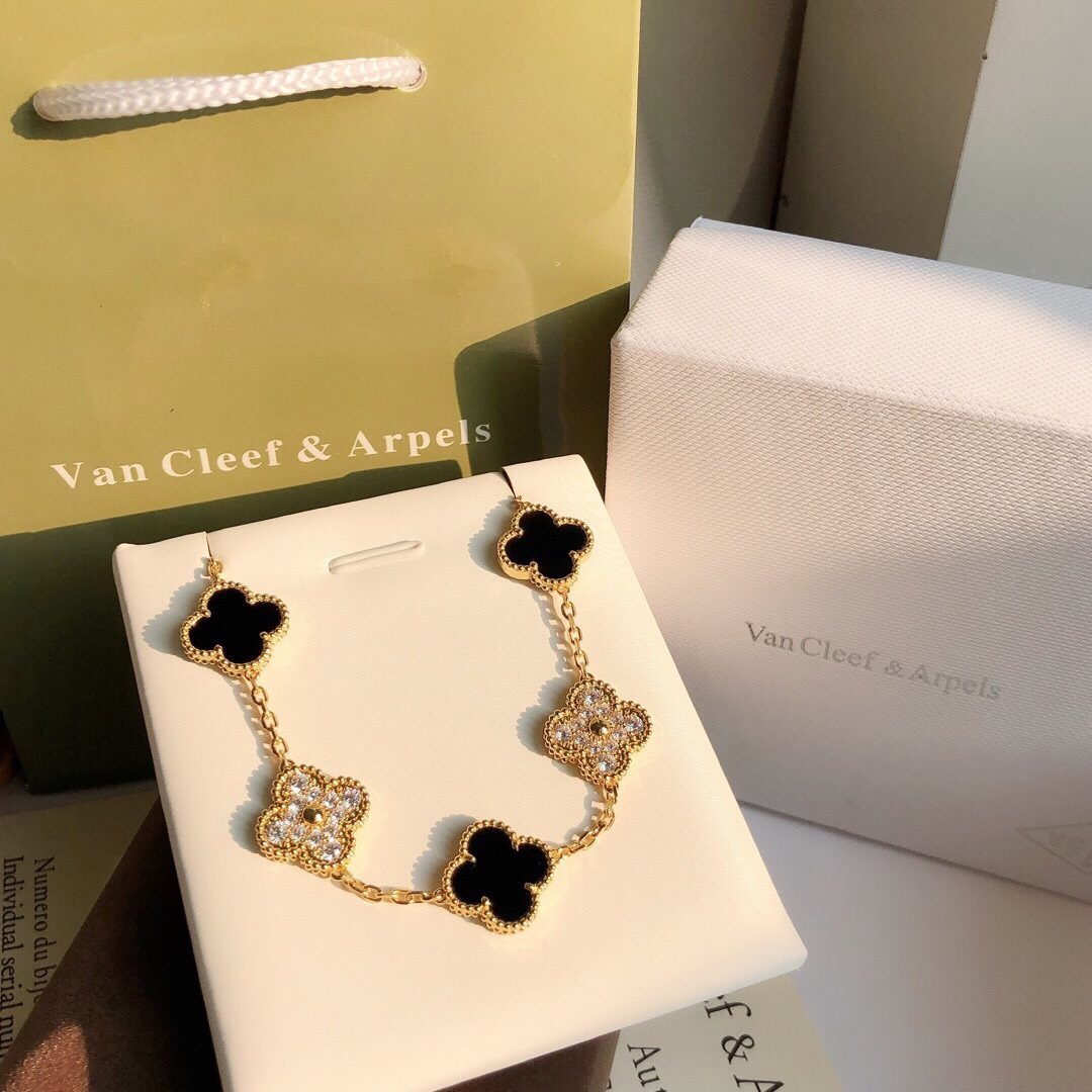 Van Cleef & Arpels top-selling collection – the five-flower clover bracelet!