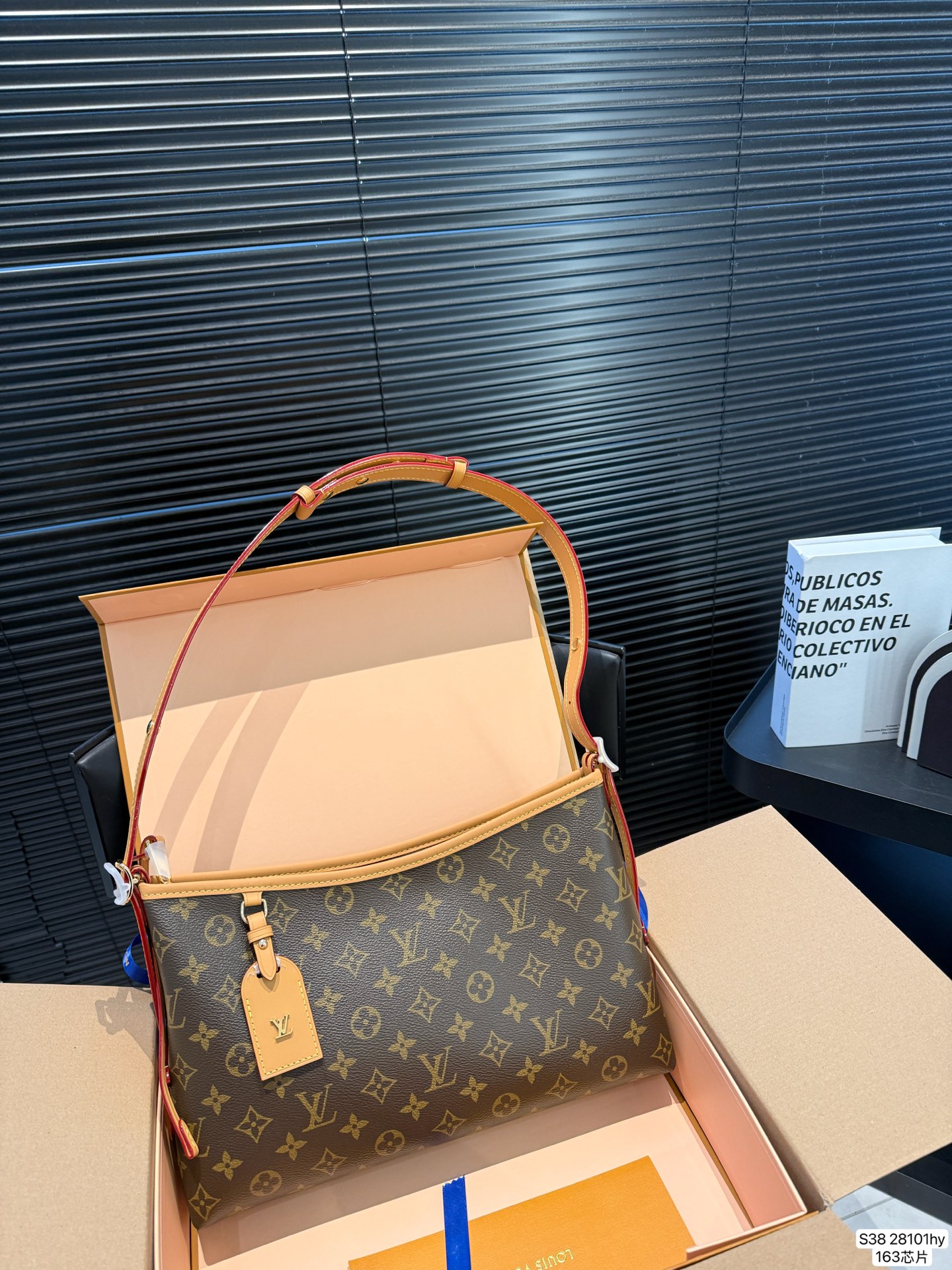 LV CarryAll East West 托特老花包