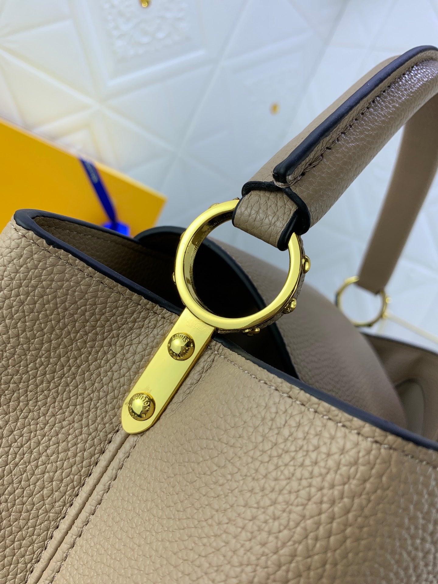 Louis Vuitton Capucines Mm Grey