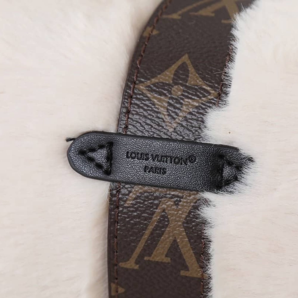 Louis Vuitton Pochette Mia Creme 22Cm M26245