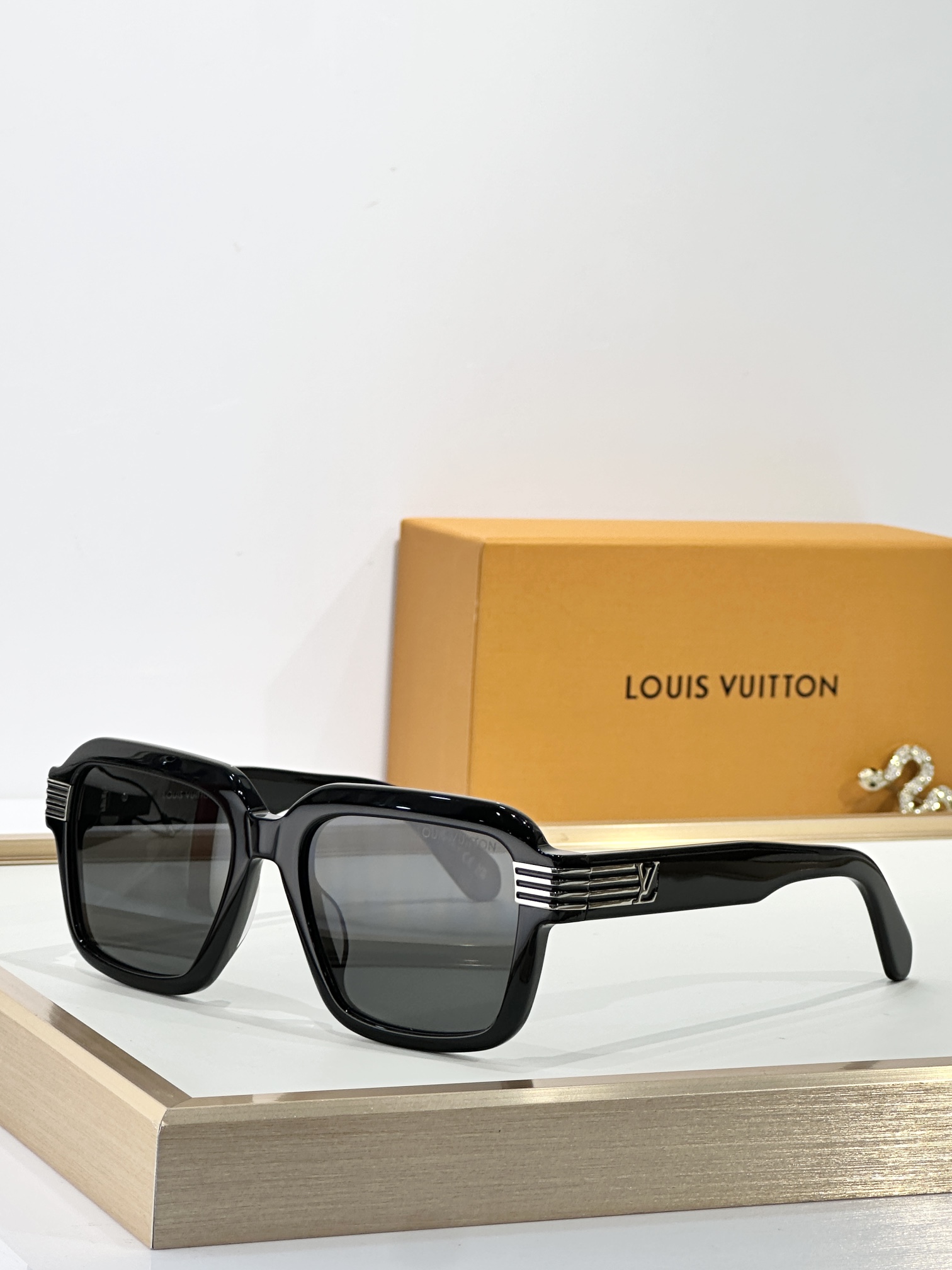 Louis Vuitton Z2739U  Slide Large Square‑Round Sunglasses