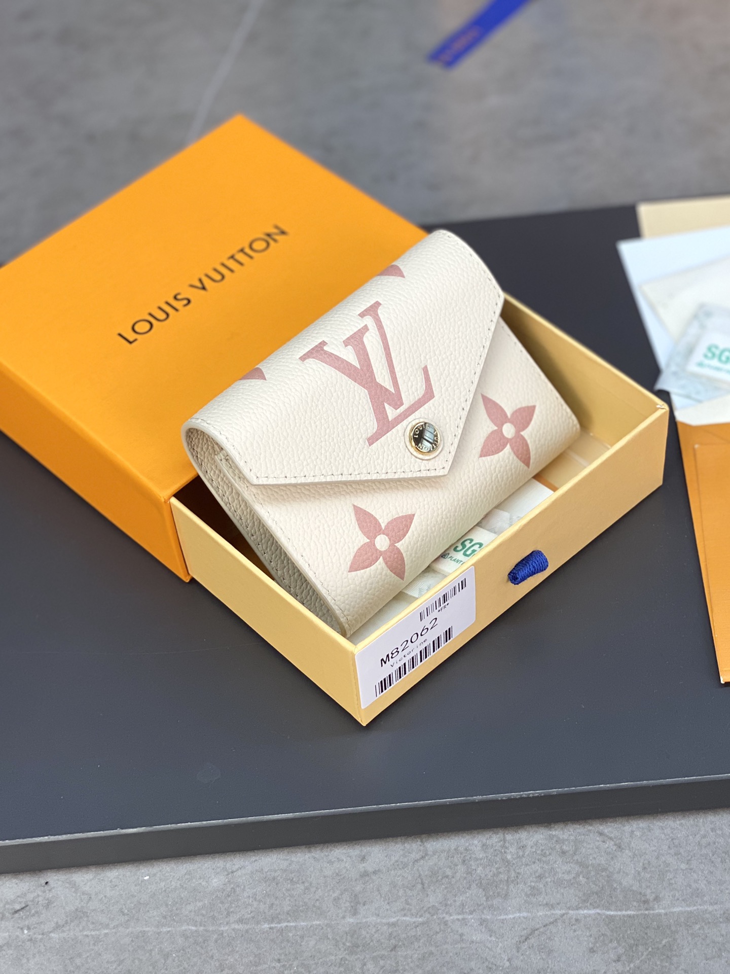 Louis Vuitton Crème / Rose Trianon M82062 Victorine Wallet