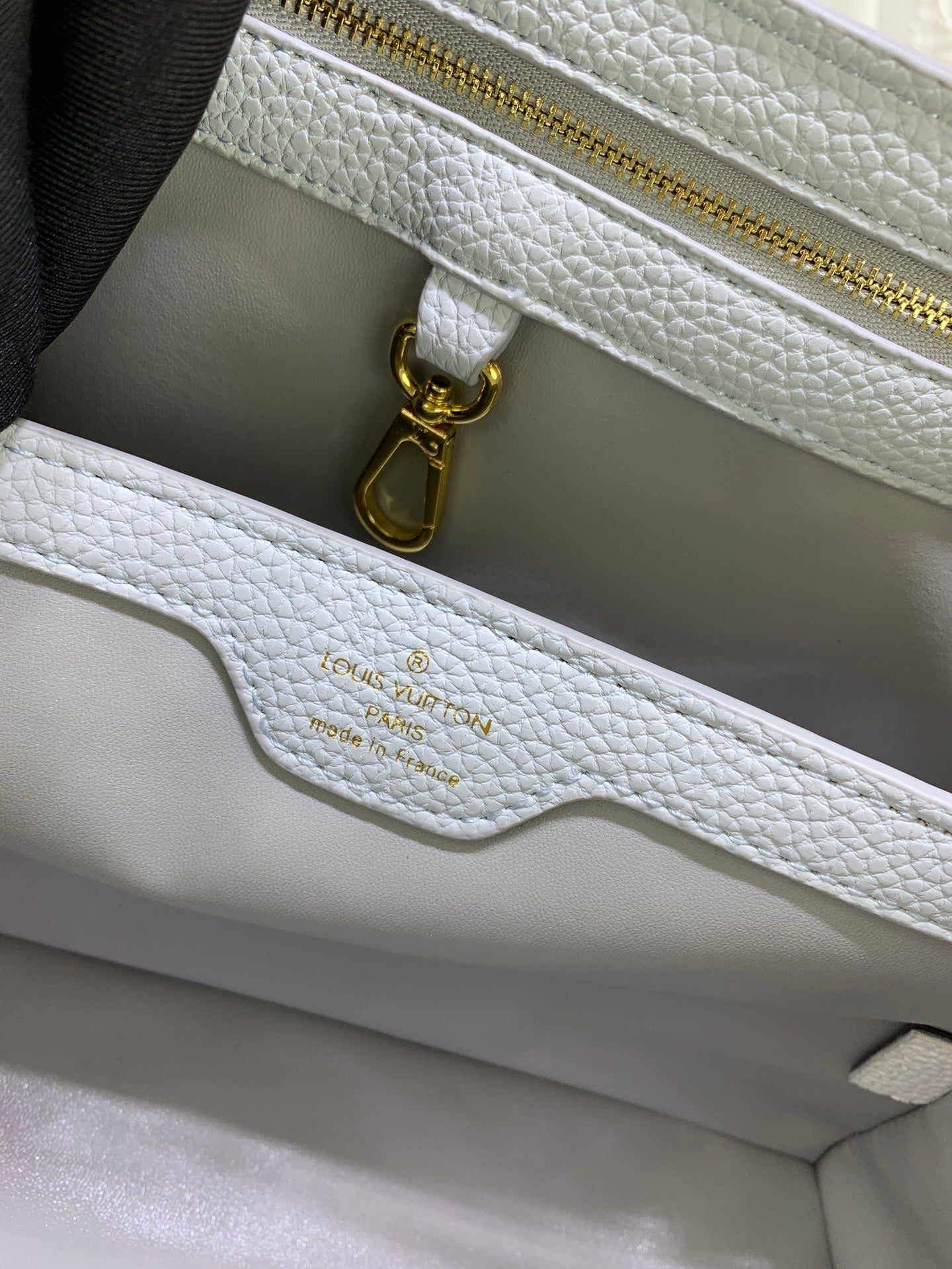 Louis Vuitton Capucines Ice Age White 27Cm