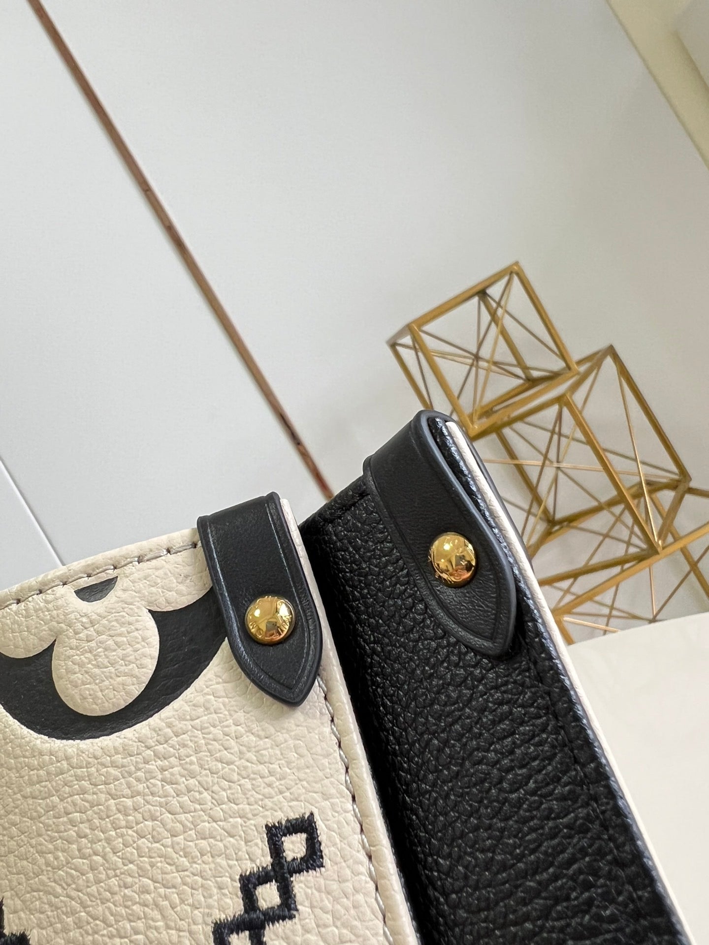 Louis Vuitton Onthego MM Tote Monogram Cream Beige Black 35cm