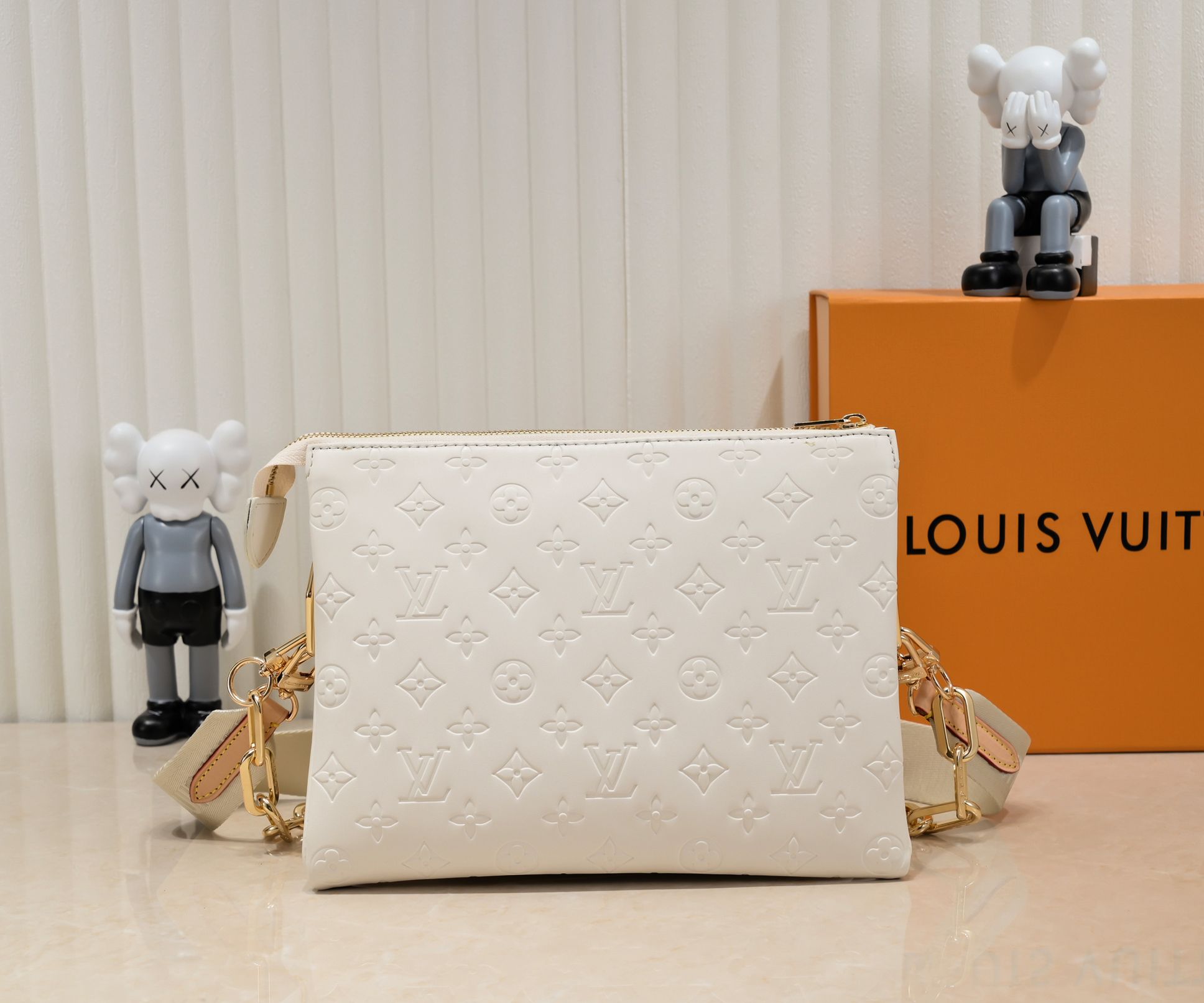 Louis Vuitton Coussin PM Monogram Empreinte Leather Craie 26cm/10.2in M23758