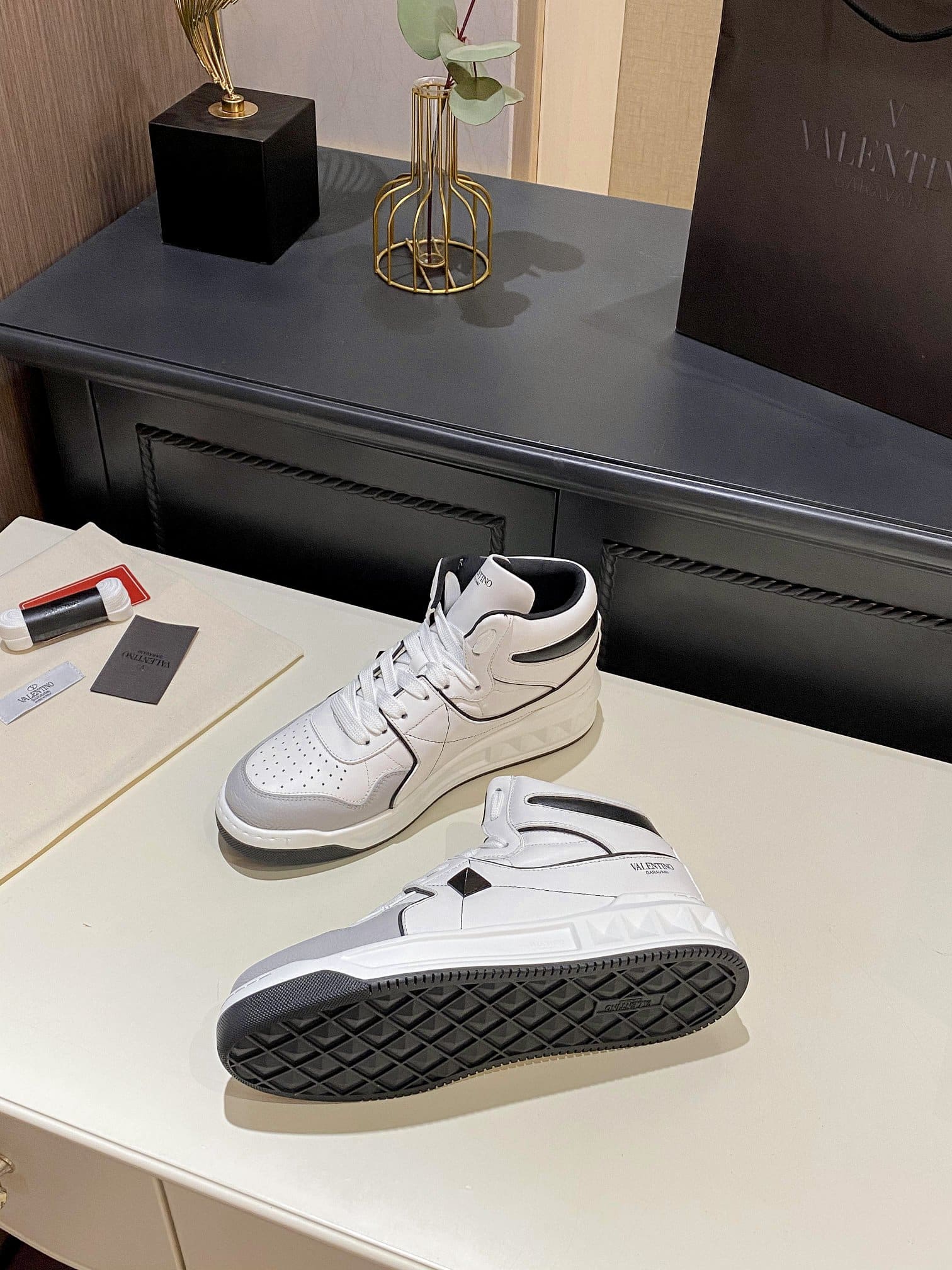 Valentino One Stud Mid-Top Calfskin Sneaker White Ys0E63Nwn 0N2