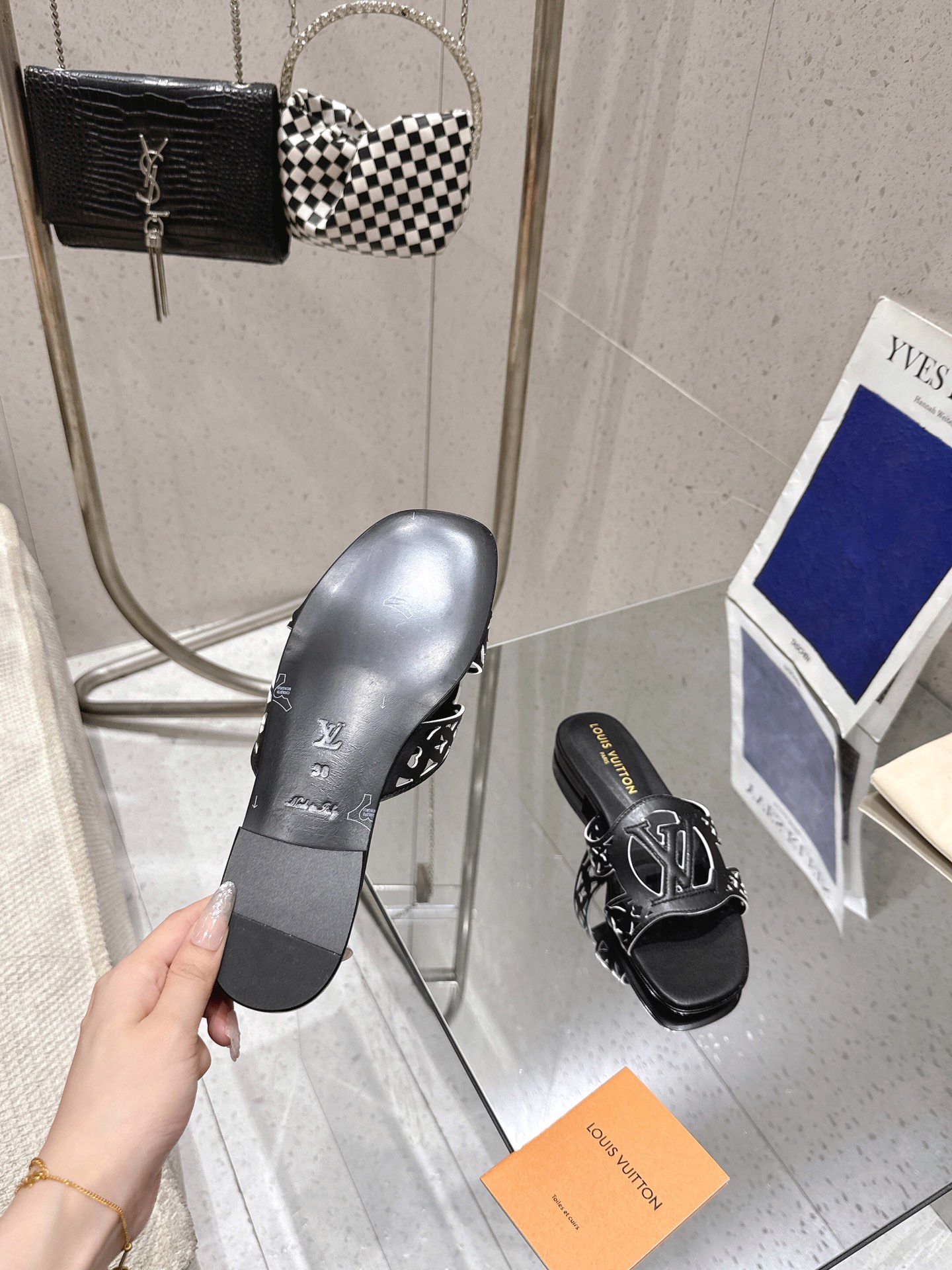 Louis Vuitton LV Isola Flat Mule Black 1AGYOE