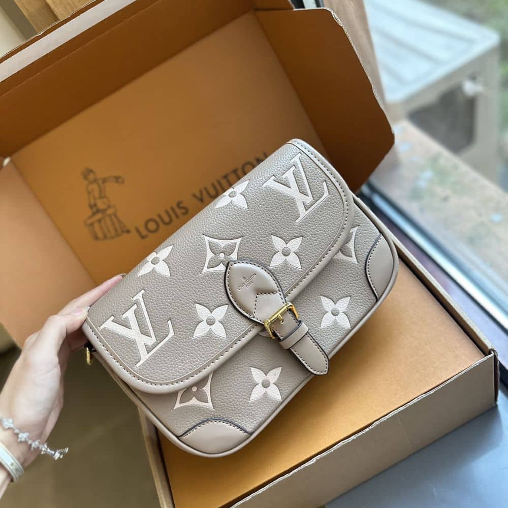 Louis Vuitton Diane Monogram Beige 24Cm M46583