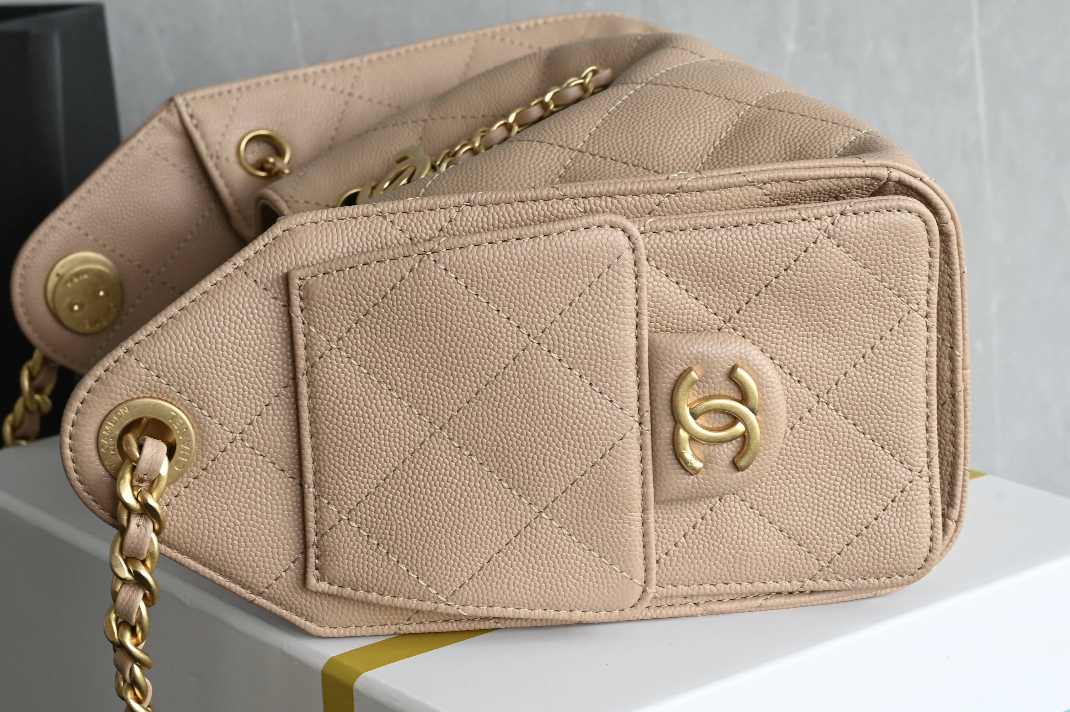 Chain Decor Hobo Bag（Light Beige）