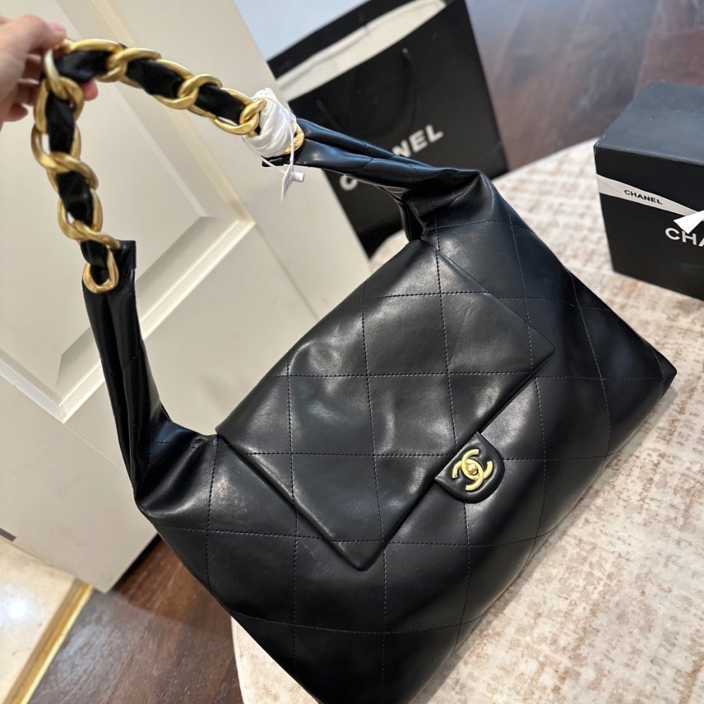 Chanel Maxi Hobo Bag Black Leather 43Cm AS5839 B22140 94305