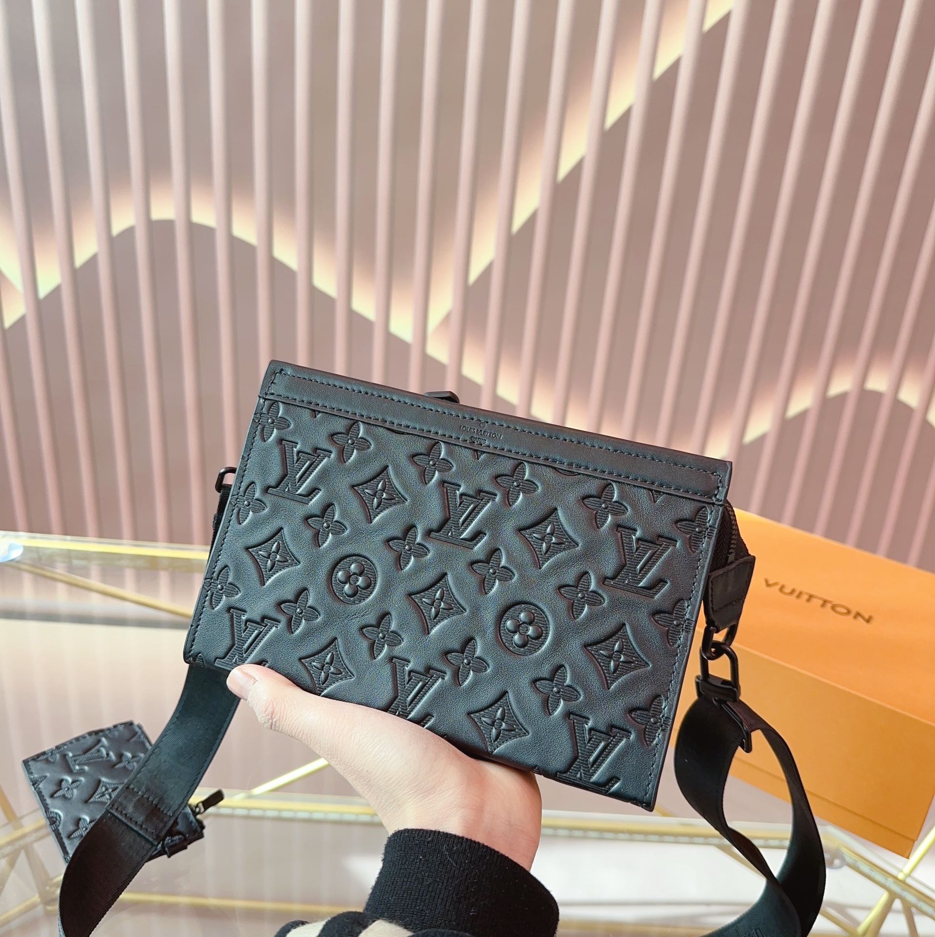 Louis Vuitton Gaston Wearable Black 22Cm M81115