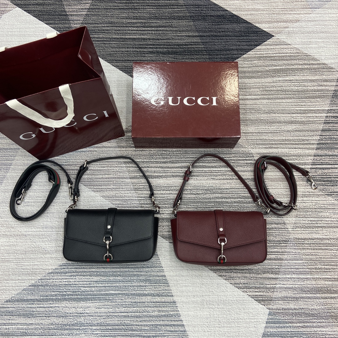 Gucci-Small crossbody bag with hook closure