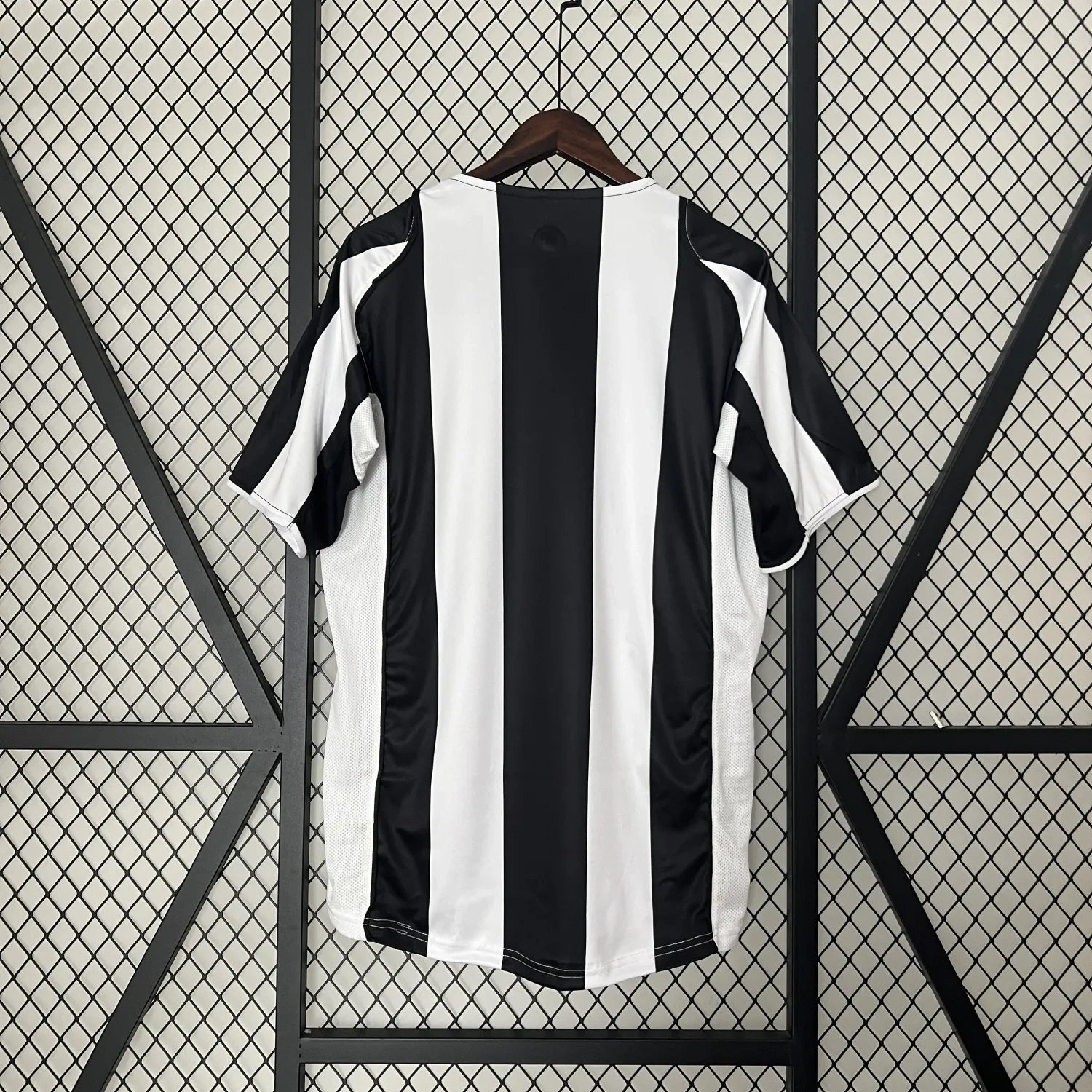 Retro 2004-05 Juventus home football jersey retro