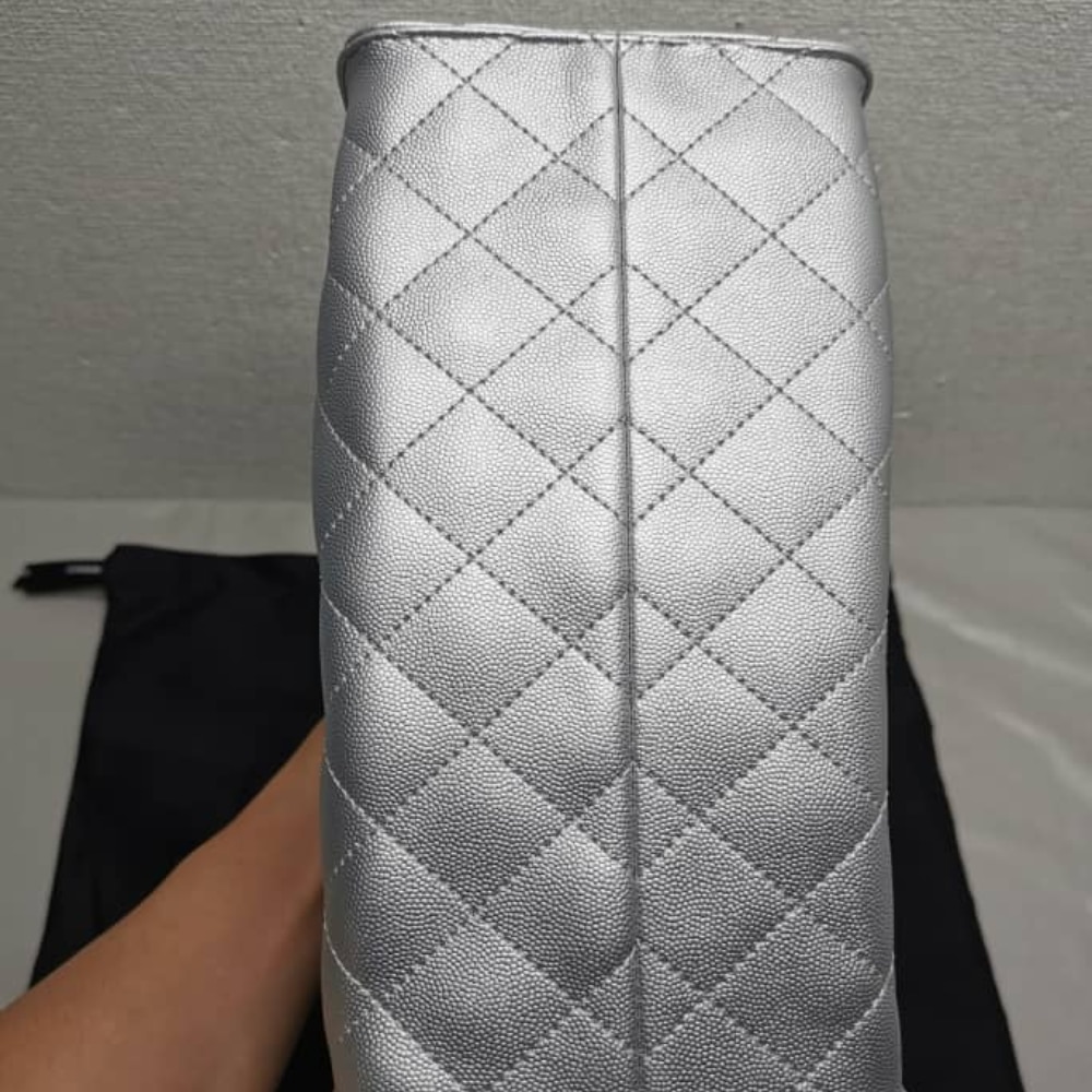 Chanel 25 Small Handbag Metallic Grained And Gold Tone Metal Silver 26cm AS5293 B20405 NZV67