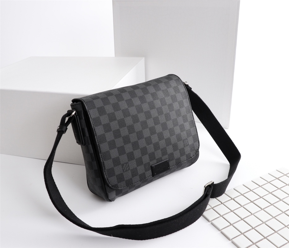 Louis Vuitton District PM N41213
