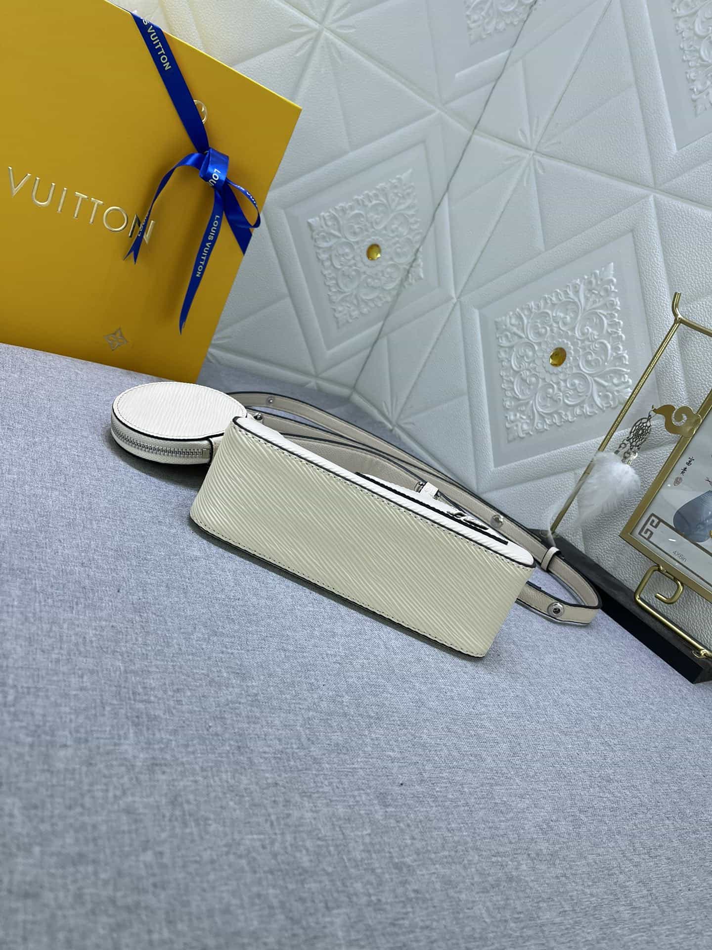 Louis Vuitton Marelle Quartz White 19 Cm