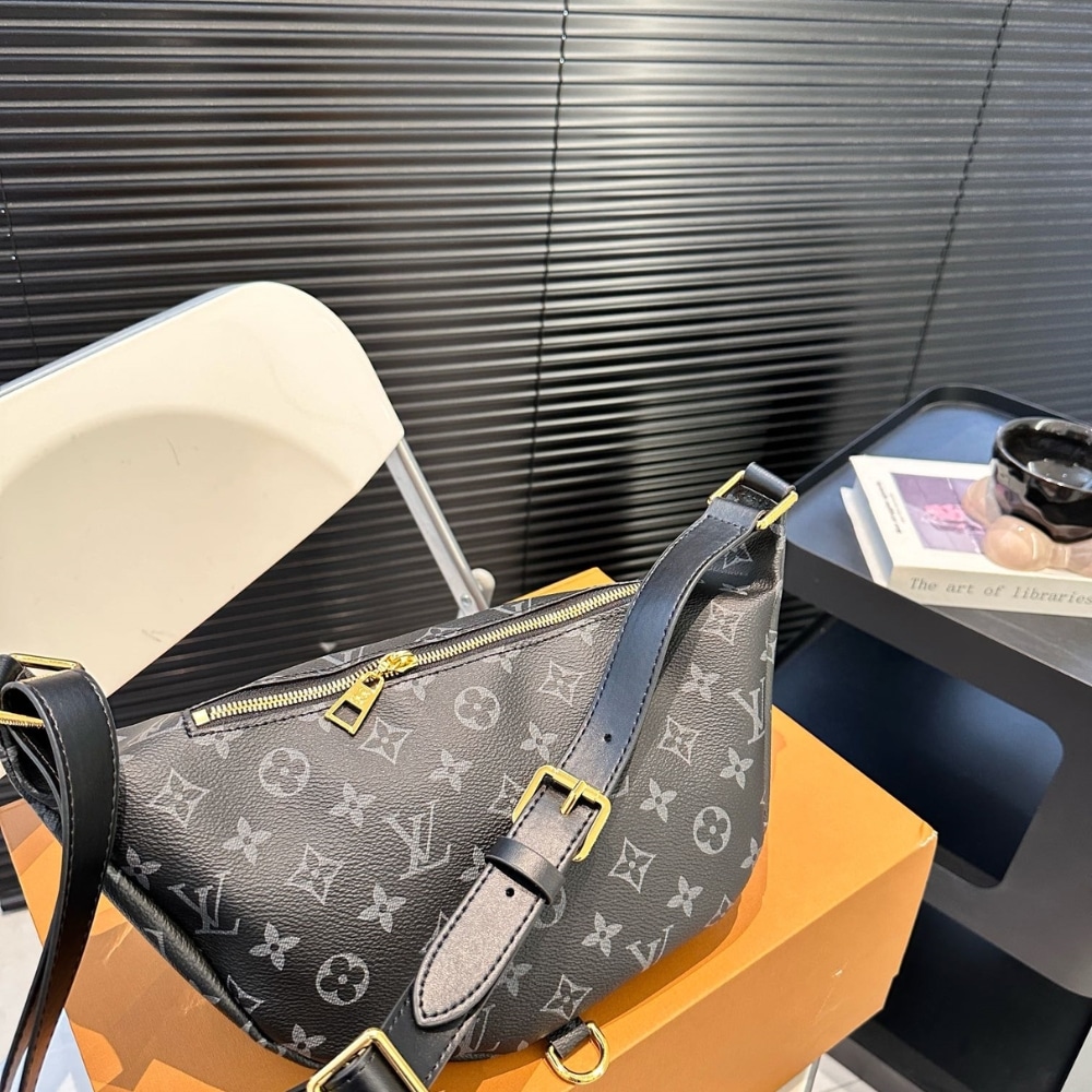 Louis Vuitton Discovery Bumbag PM Monogram Eclipse Black 39Cm M46035
