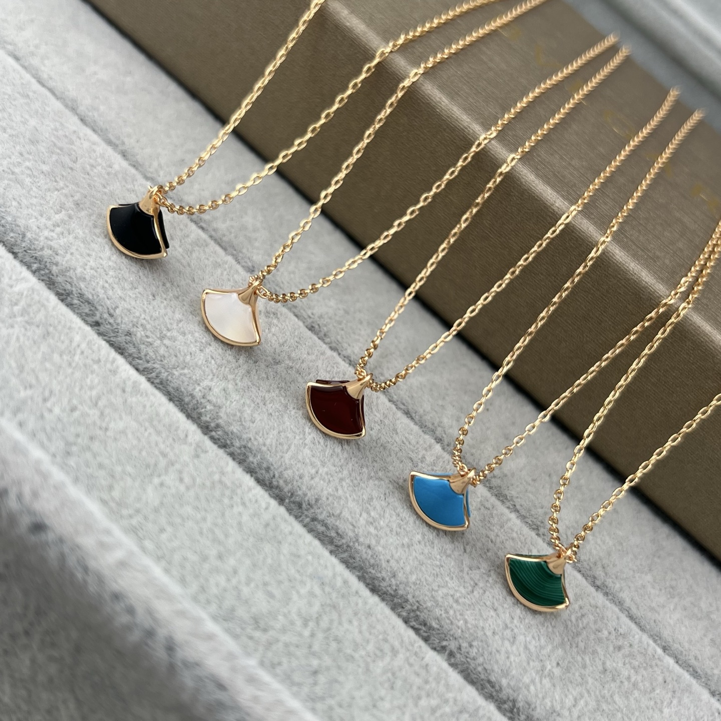 mini scalloped mother-of-pearl skirt pendant necklace