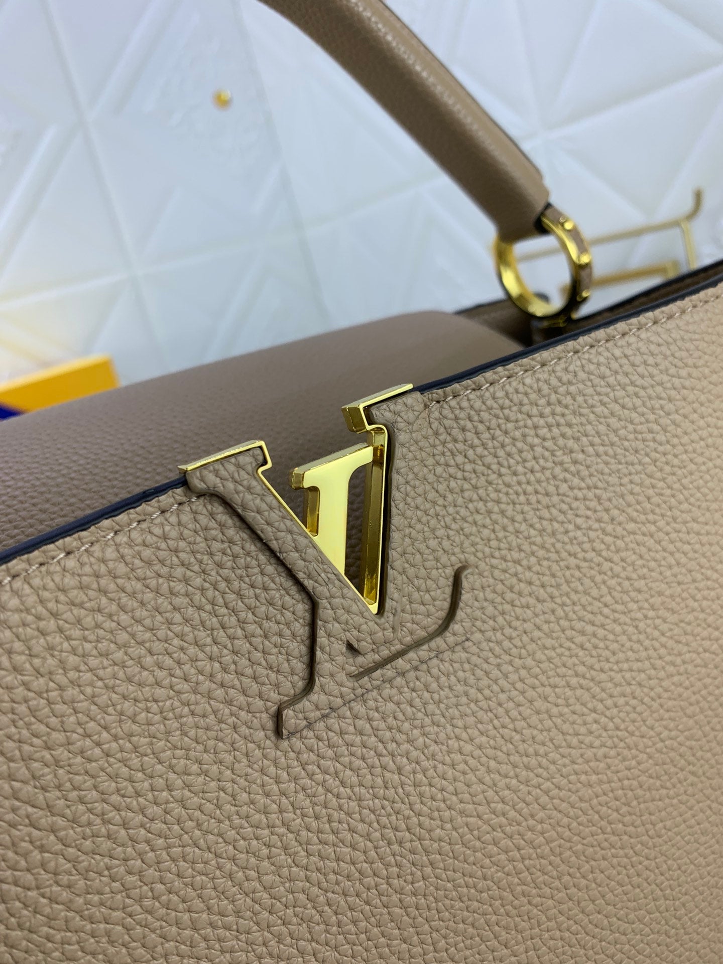 Louis Vuitton Capucines Mm Grey