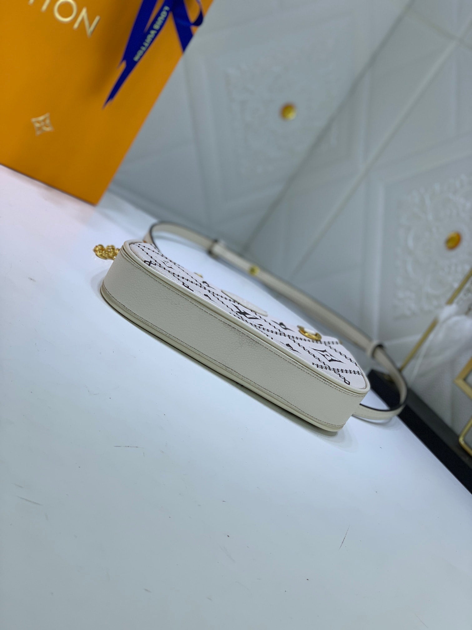 Louis Vuitton Easy Pouch On Strap White 19Cm