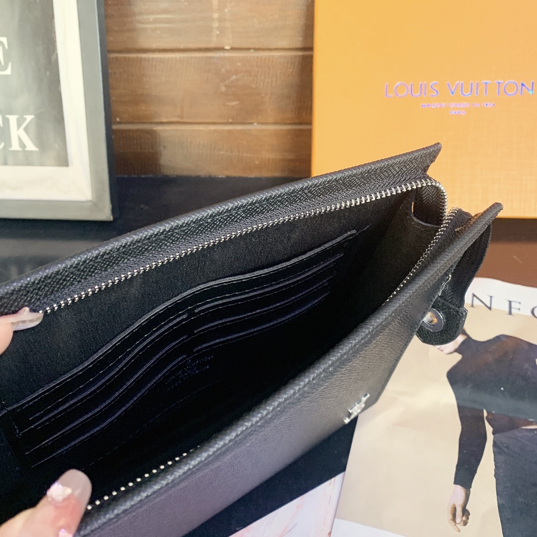 Louis Vuitton Voyage Mm Pochette Black 26Cm M30450 For Men