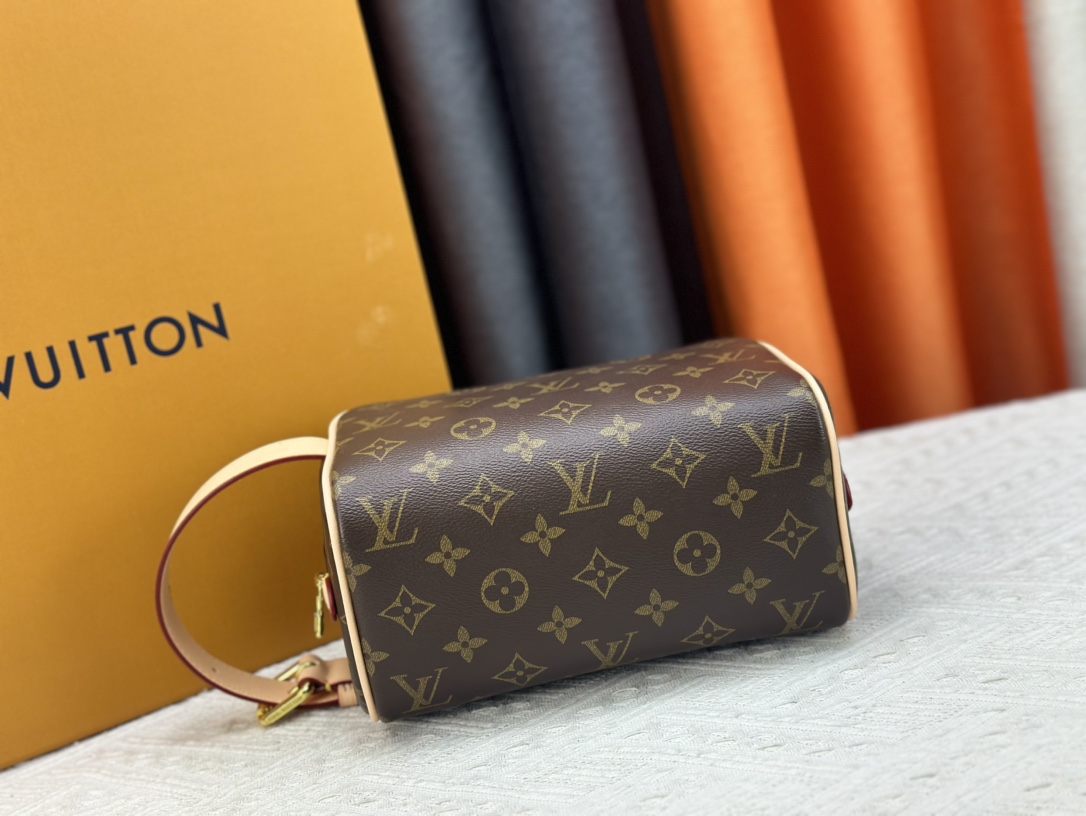 Louis Vuitton Trousse Toilette Locker Dopp Kit 23Cm M83112