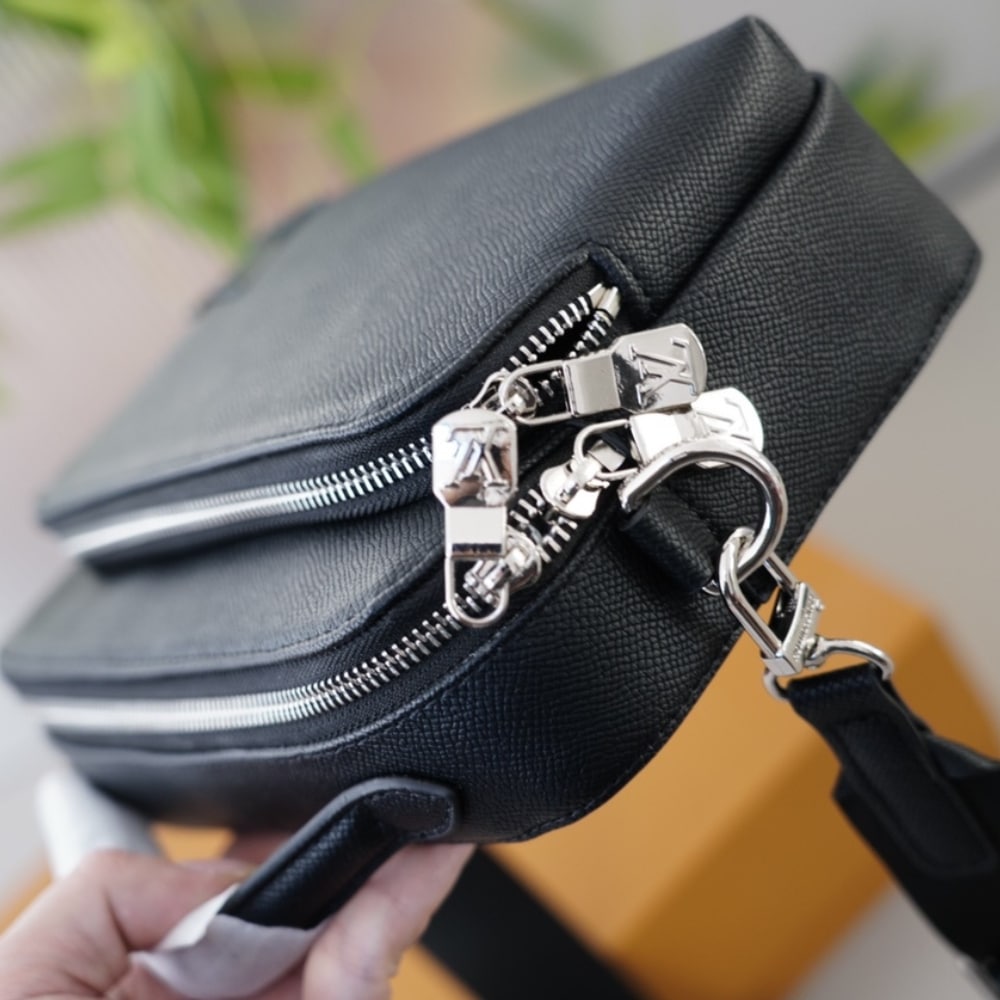 Louis Vuitton Avenue Messenger Bag Black 23Cm M11657