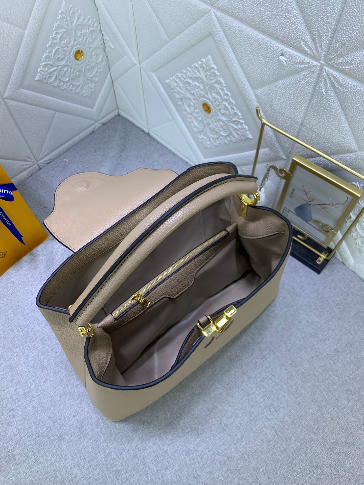 Louis Vuitton Capucines Mm Grey