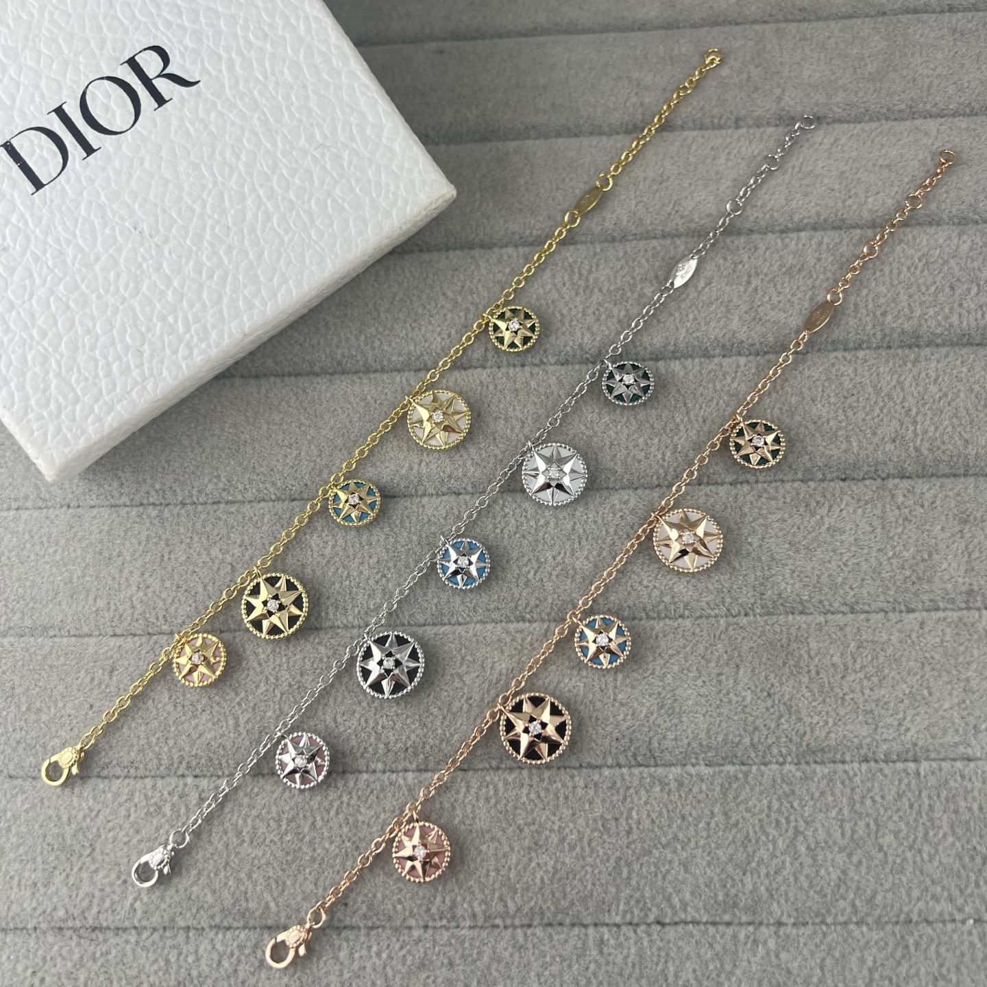 Bracelet featuring a combination of eight-pointed star motifs in five different sizes.