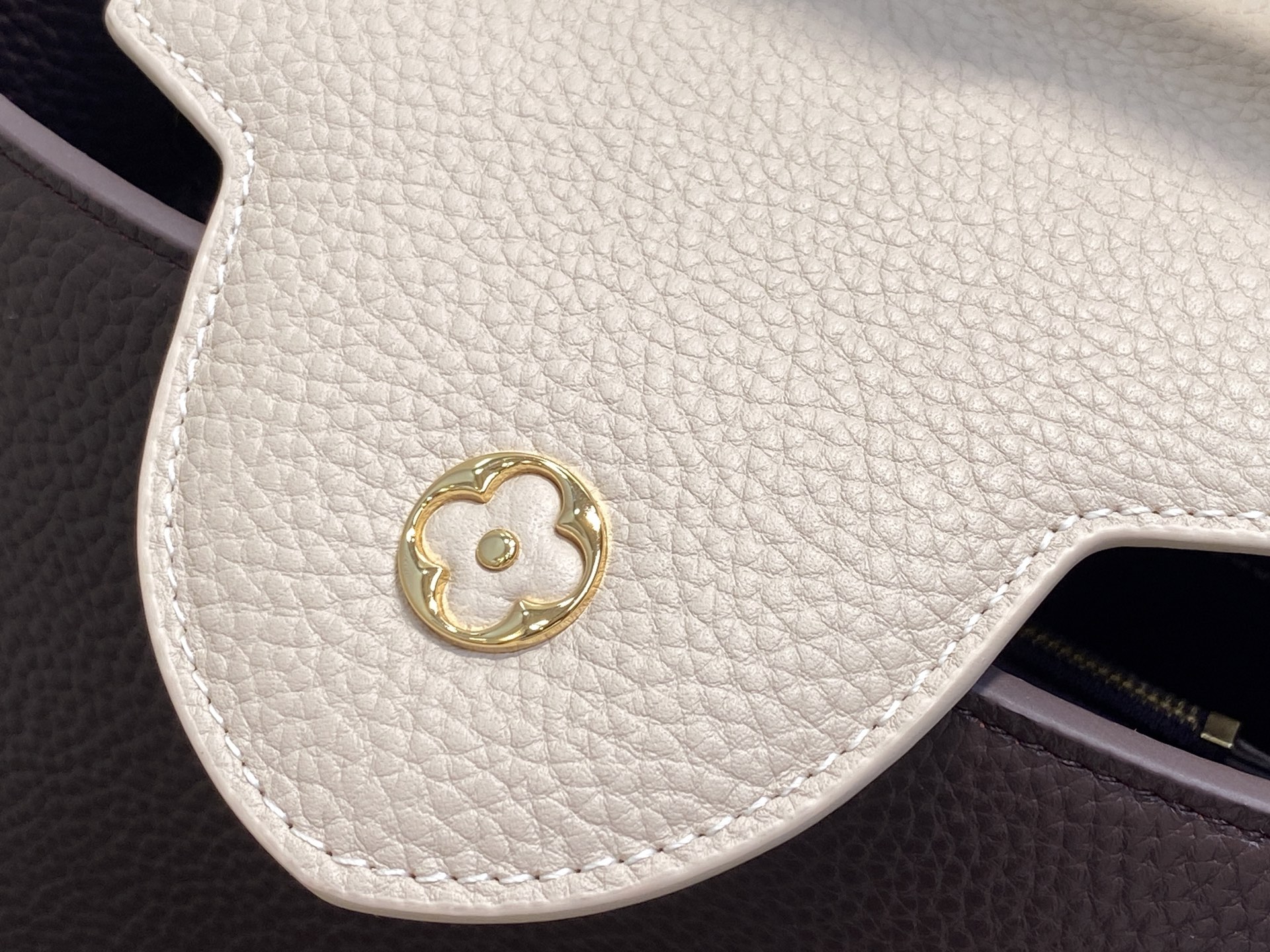 Louis Vuitton Capucines MM M12952 Chocolate 31.5cm/ 12.2in