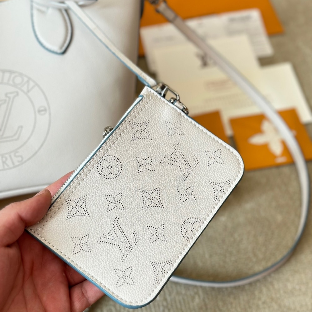 Louis Vuitton Blossom Mahina Bag With Lv Circle Motif White 23Cm