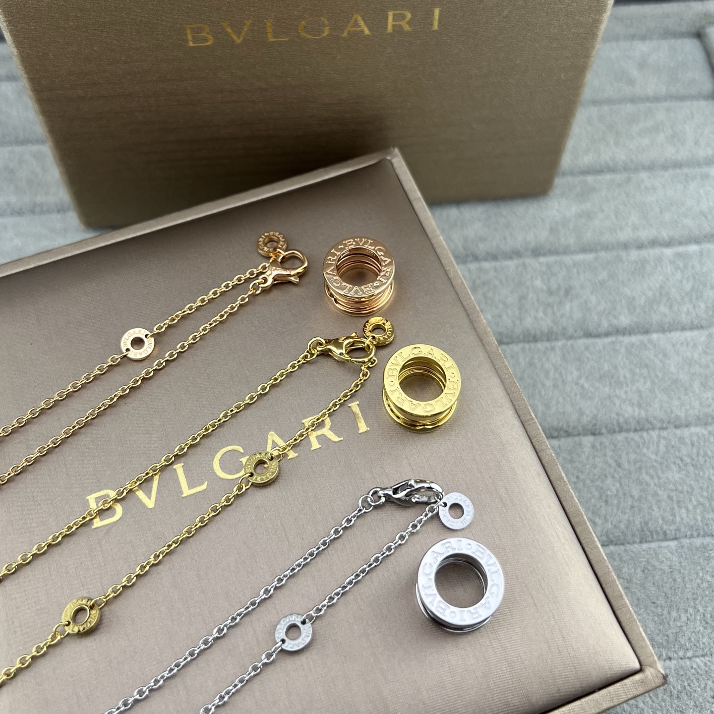 Small waist glossy necklace