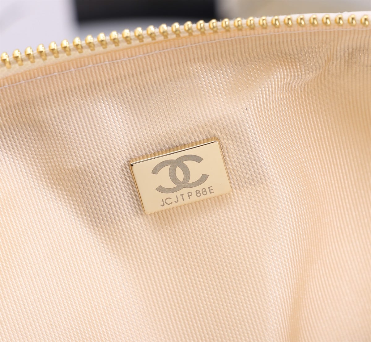 Chanel Maxi Hobo Bag Black Leather And Gold Tone Metal White 28Cm As4339