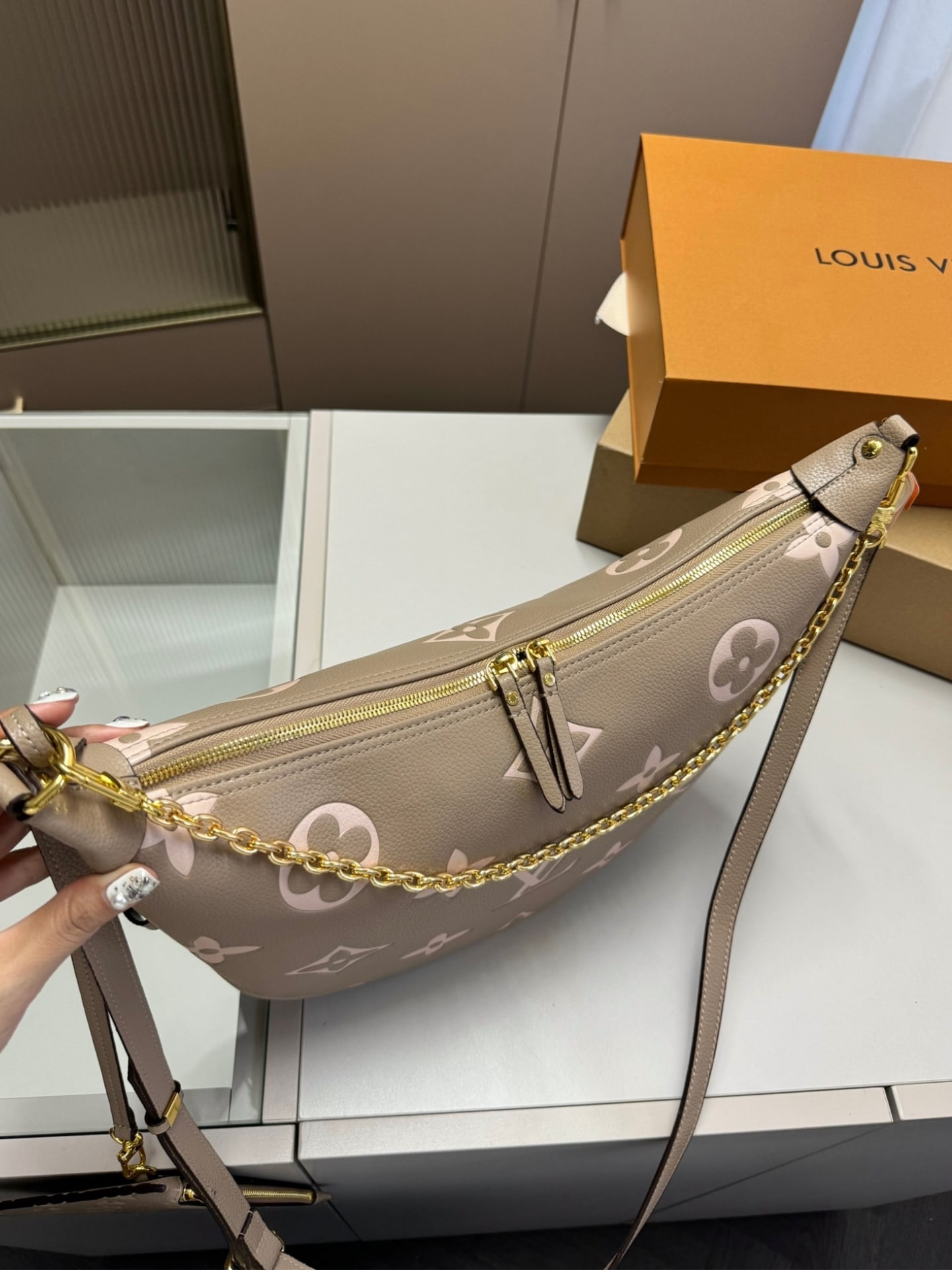 Louis Vuitton Loop Hobo Dove Gray 32Cm M46738