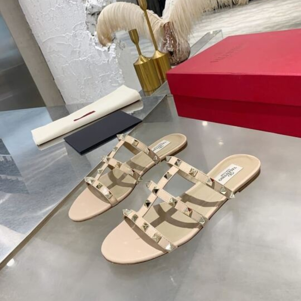 Valentino Garavani Rockstud Flat Slide Sandal Beige 5W2S0C49Vod P45