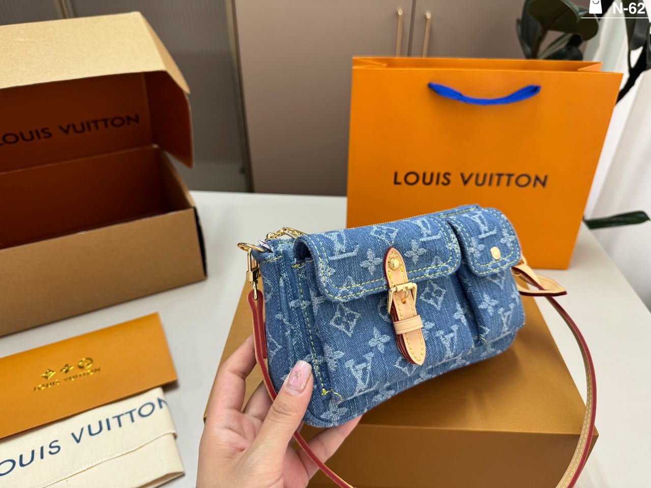 Louis Vuitton Accessoire Cargo Pochette Bag 23.5cm M27602