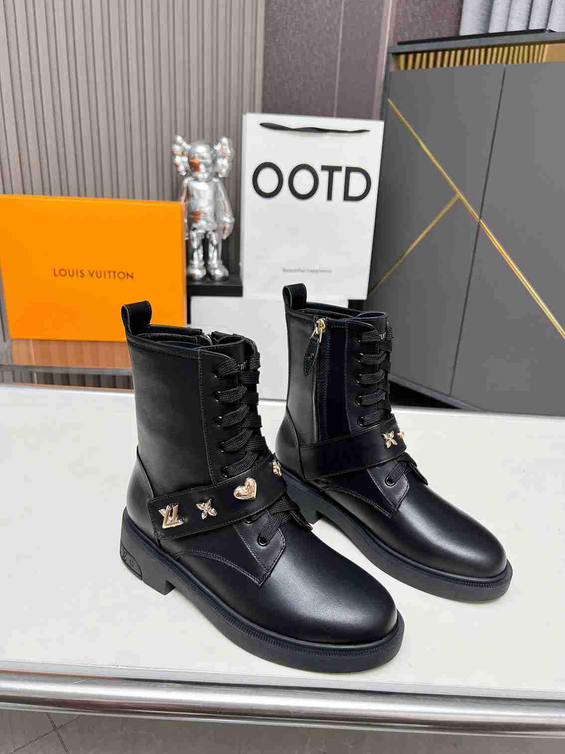 Louis Vuitton Citizen Boots Black 1Adazr